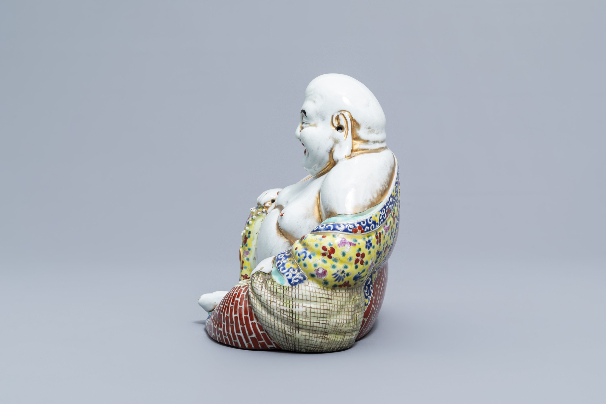 A Chinese famille rose figure of Buddha, 19th/20th C. - Image 5 of 8