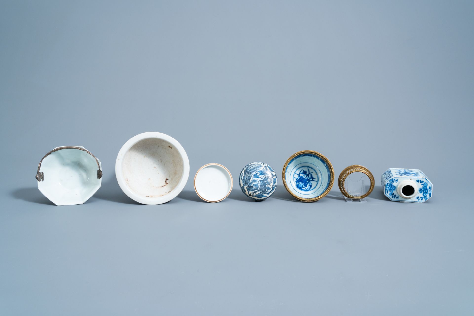 A varied collection of Chinese blue and white porcelain, Kangxi and later - Image 4 of 5