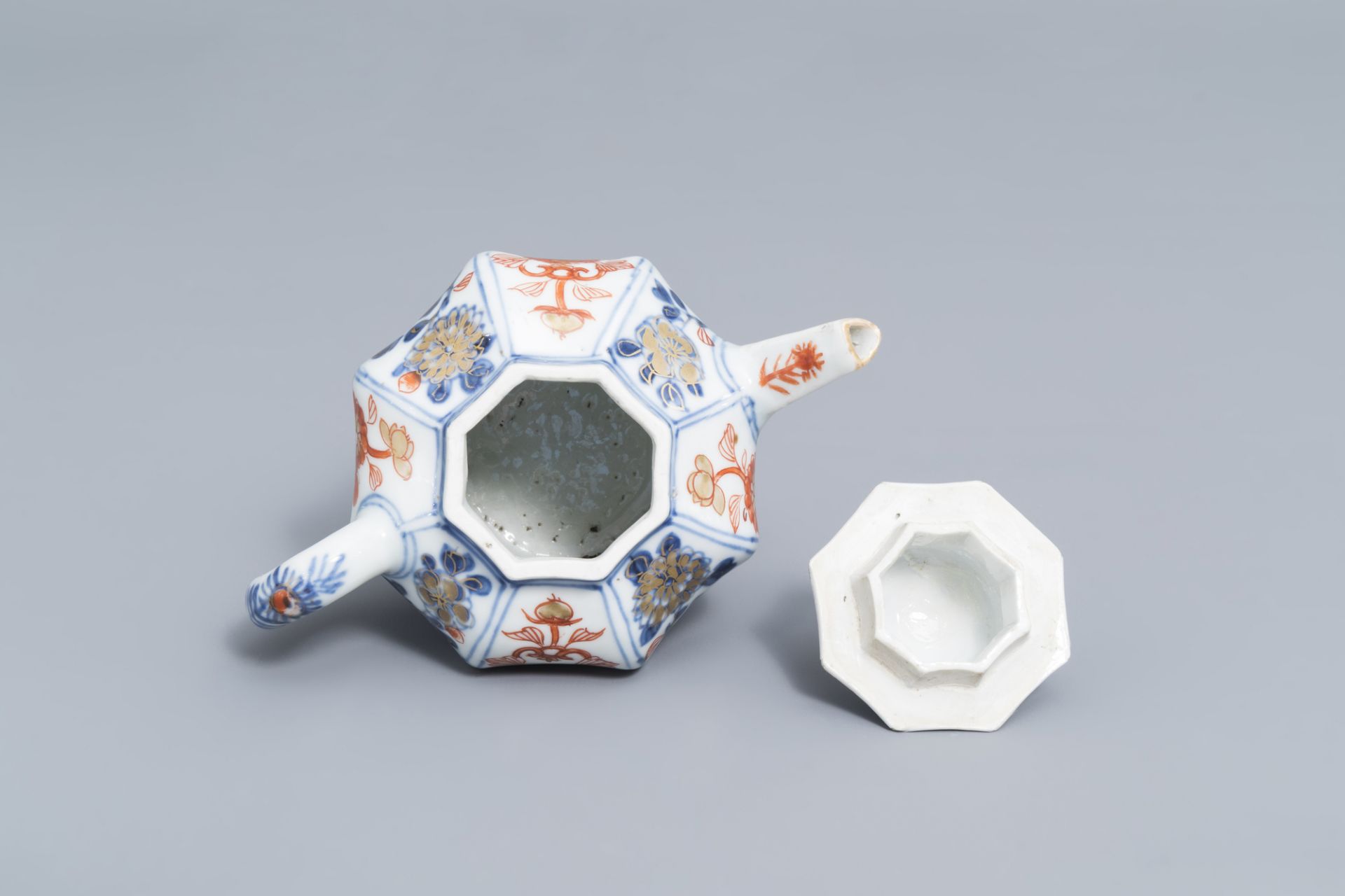 A Chinese octagonal Imari style teapot and cover with floral design, Kangxi - Image 6 of 7