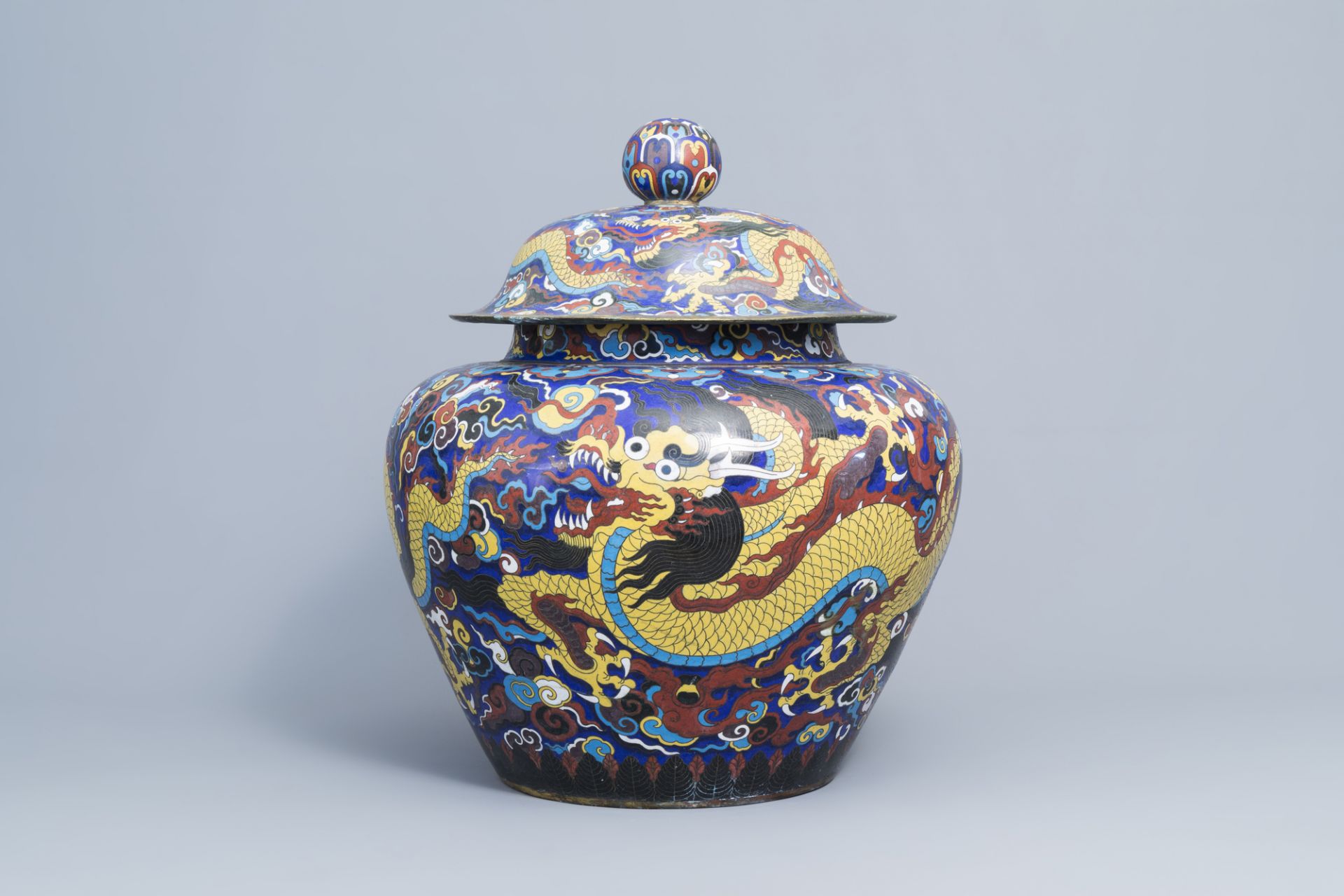 A large Chinese cloisonne 'dragons' jar and cover, 20th C. - Image 2 of 9
