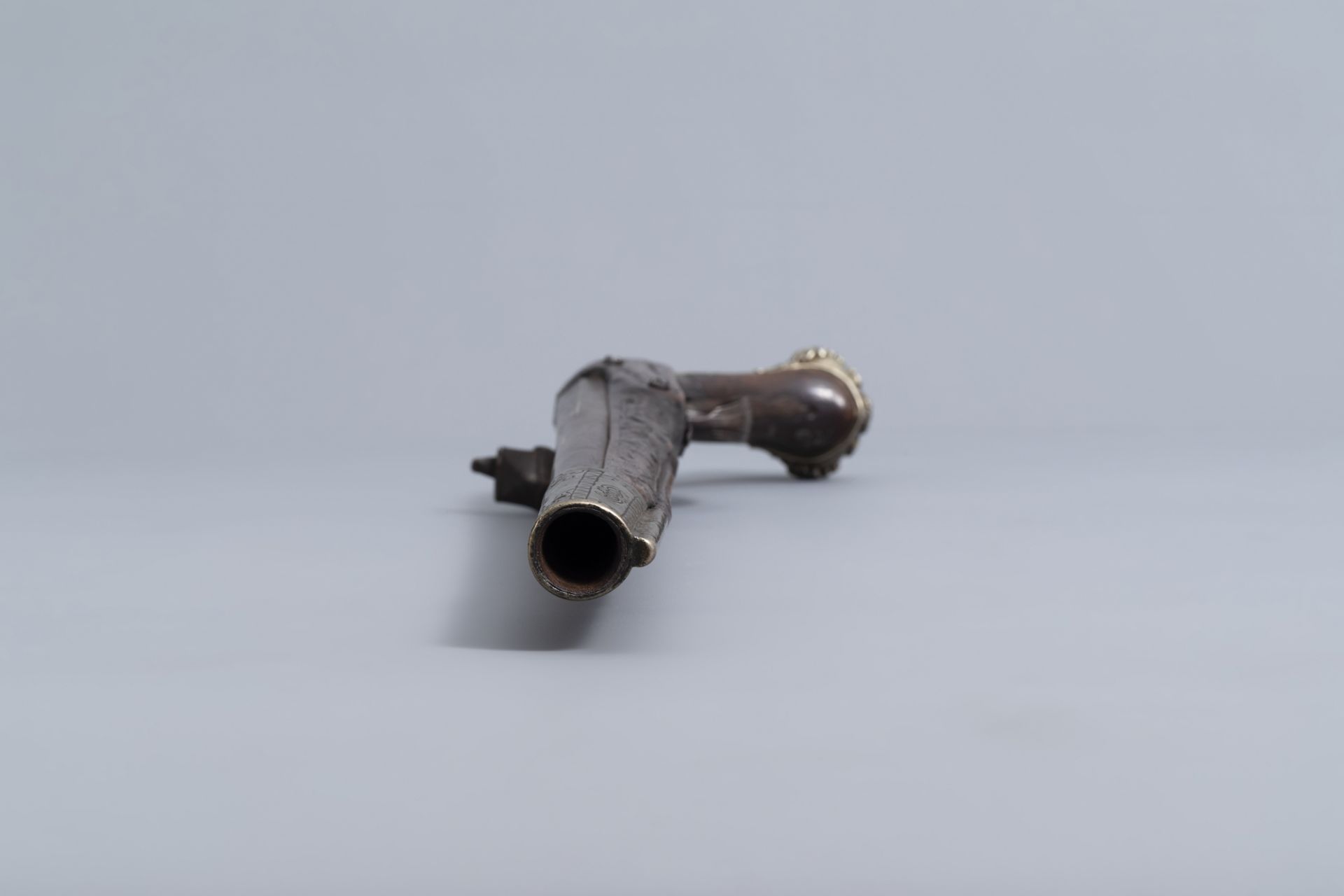 An Ottoman coral inlaid and silver mounted flintlock pistol, Algeria, 18th C. - Image 6 of 12