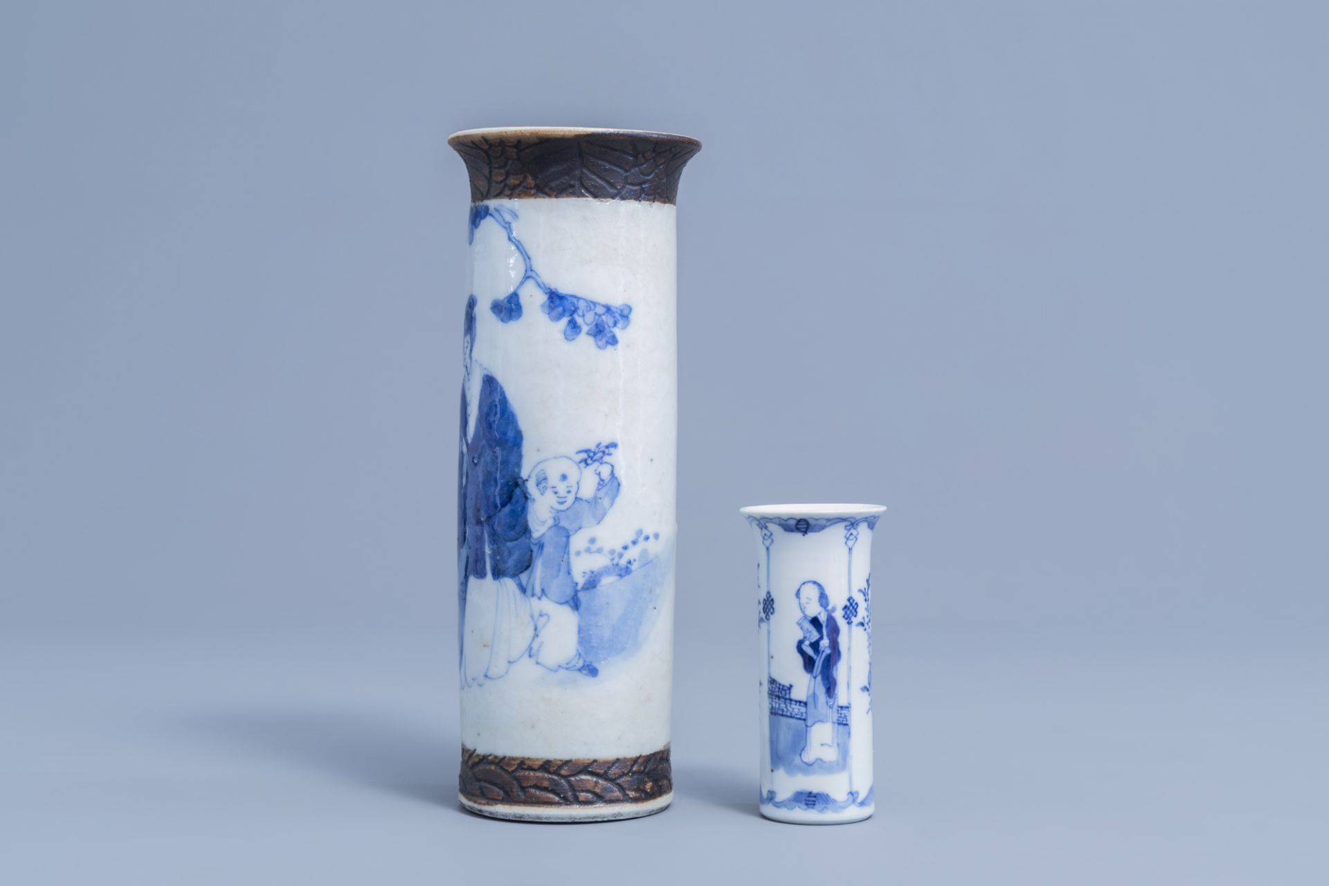 Two Chinese blue and white vases, two plates and a yellow monochrome dish, 19th/20th C. - Image 5 of 11