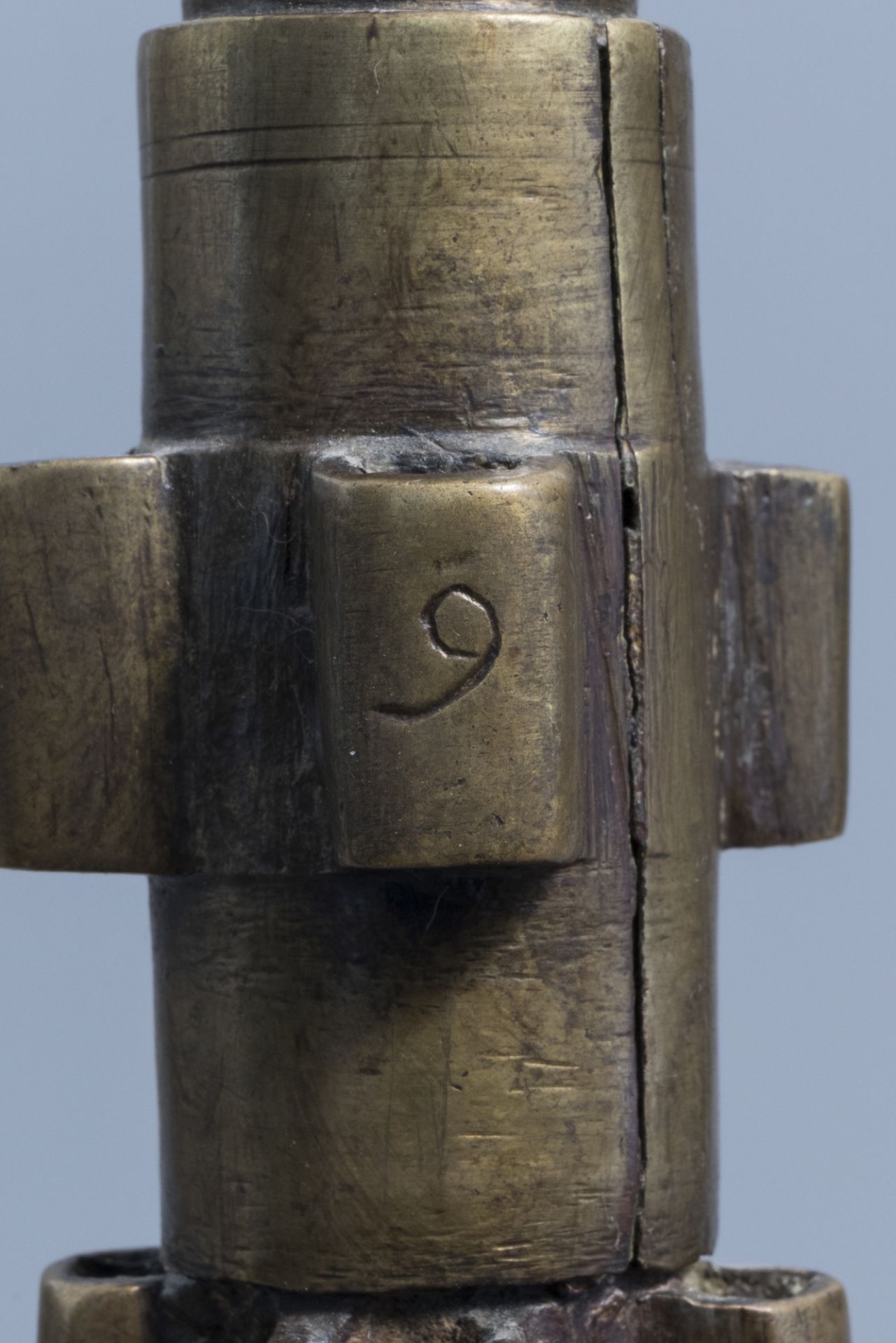 A large Indian bronze temple oil lamp, 18th/19th C. - Image 6 of 15