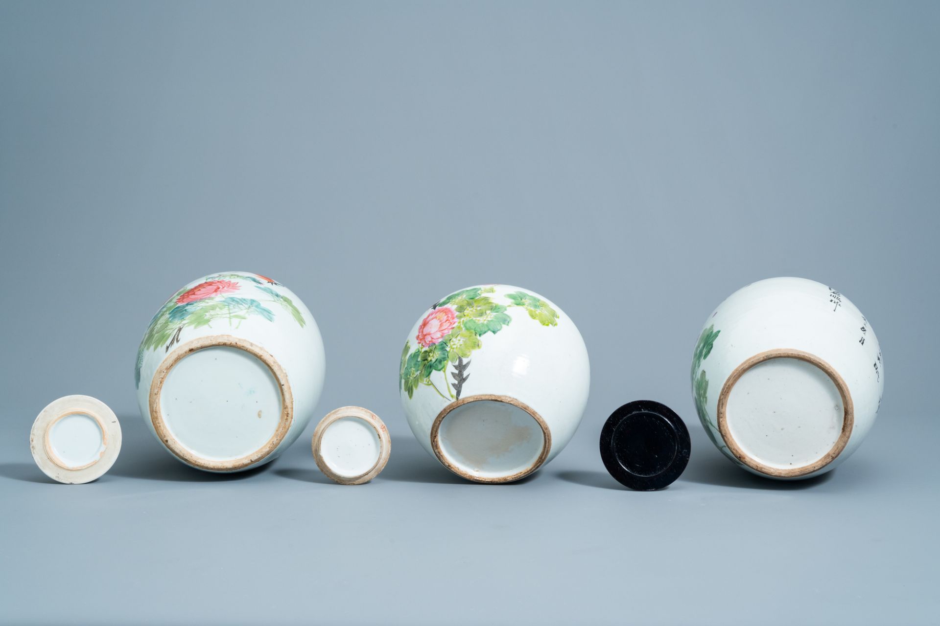 Three Chinese qianjiang cai jars and covers with a bird among blossoming branches, 19th/20th C. - Image 7 of 7