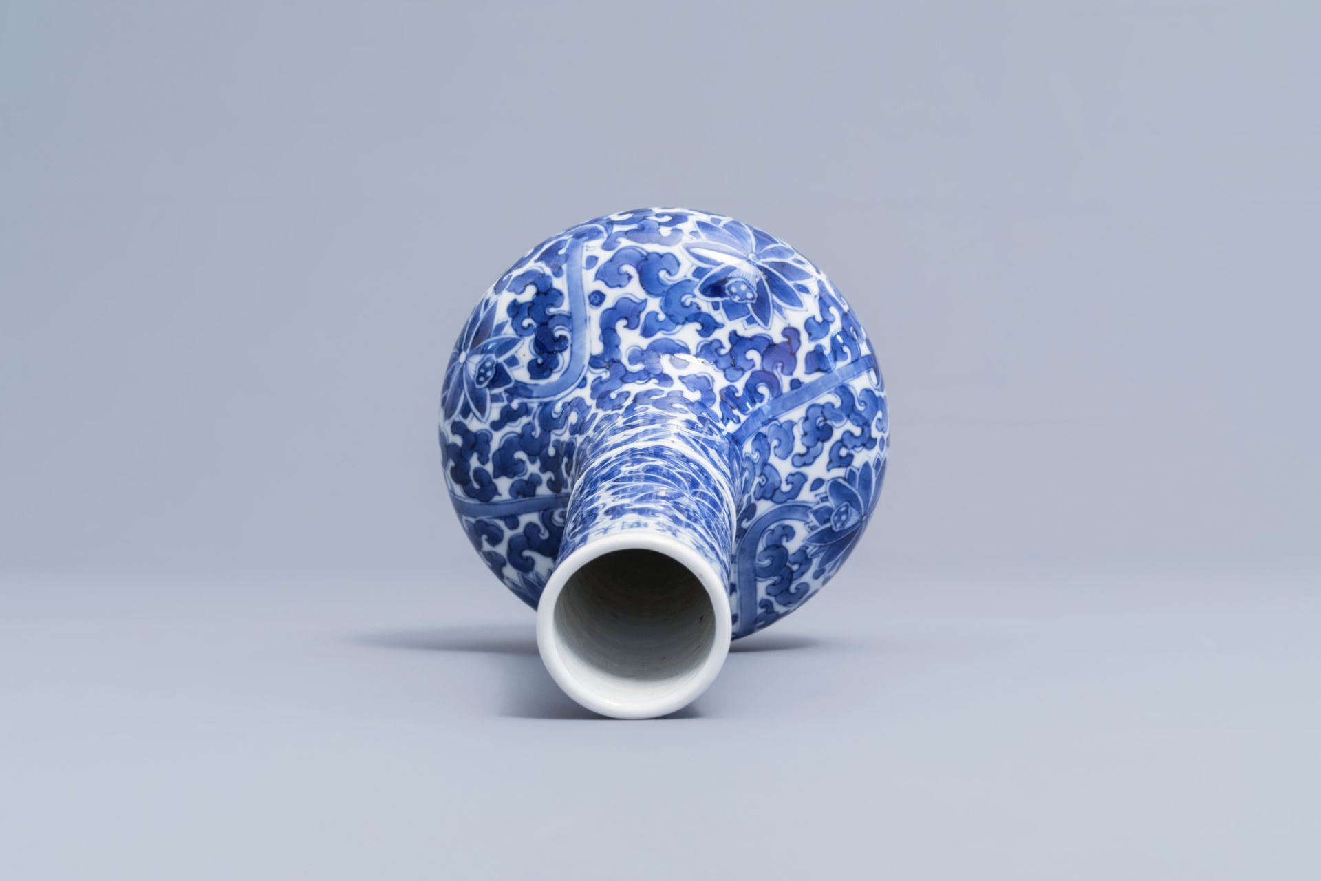 A Chinese blue and white 'lotus scroll' bottle vase, Wanli mark, 19th C. - Image 6 of 6