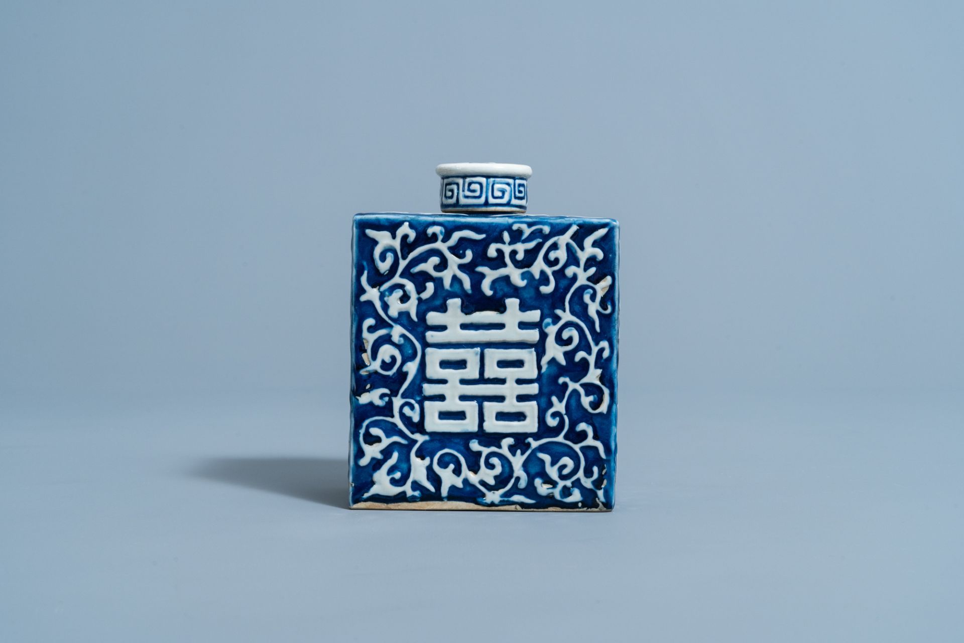 A Chinese blue and white 'Shou' tea caddy, 19th C. - Bild 4 aus 7