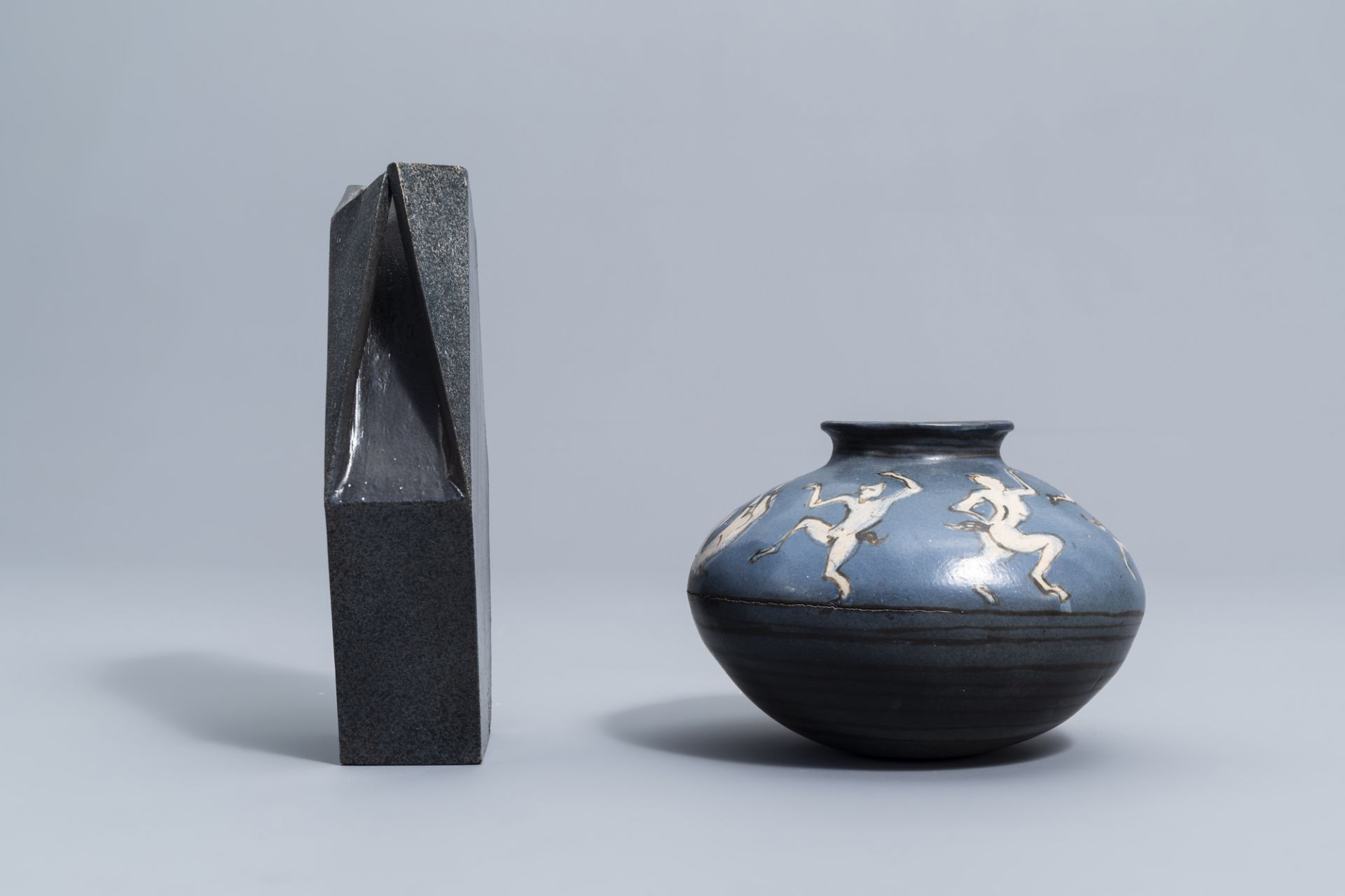 A varied collection of Dutch studio pottery, a.o. Fontein, 20th C. - Image 11 of 15