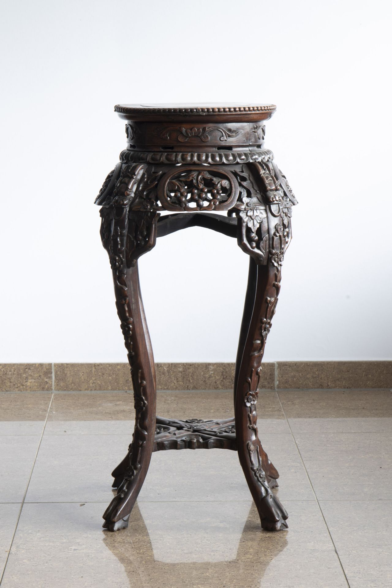 A Chinese carved wood stand with marble top, 19th/20th C. - Image 3 of 7