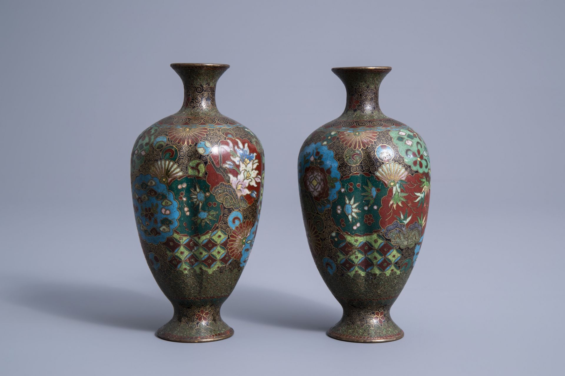 A pair of fine Japanese cloisonne vases with floral design, Meiji, 19th/20th C. - Image 3 of 7