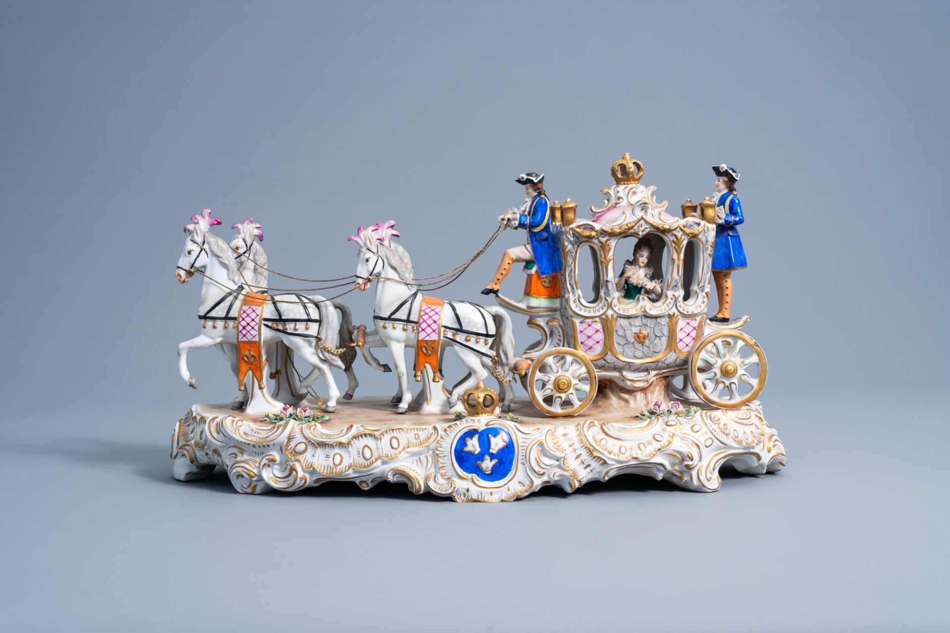 A group with a four-in-hand carriage in polychrome decorated Saxon porcelain, Sitzendorf mark, 20th - Image 2 of 11