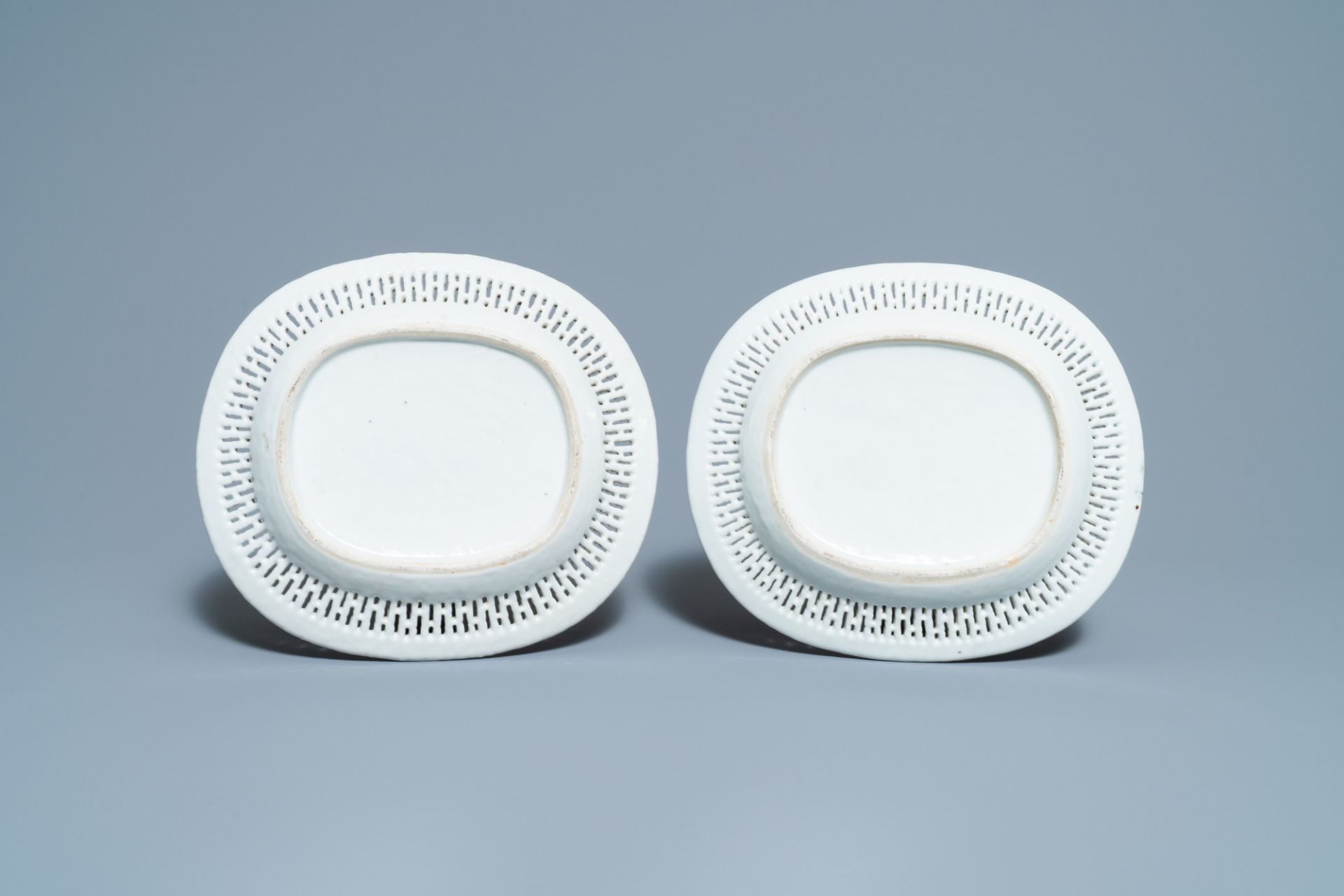 A pair of Chinese reticulated oval Canton famille rose 'butterfly' dishes, 19th C. - Image 2 of 3