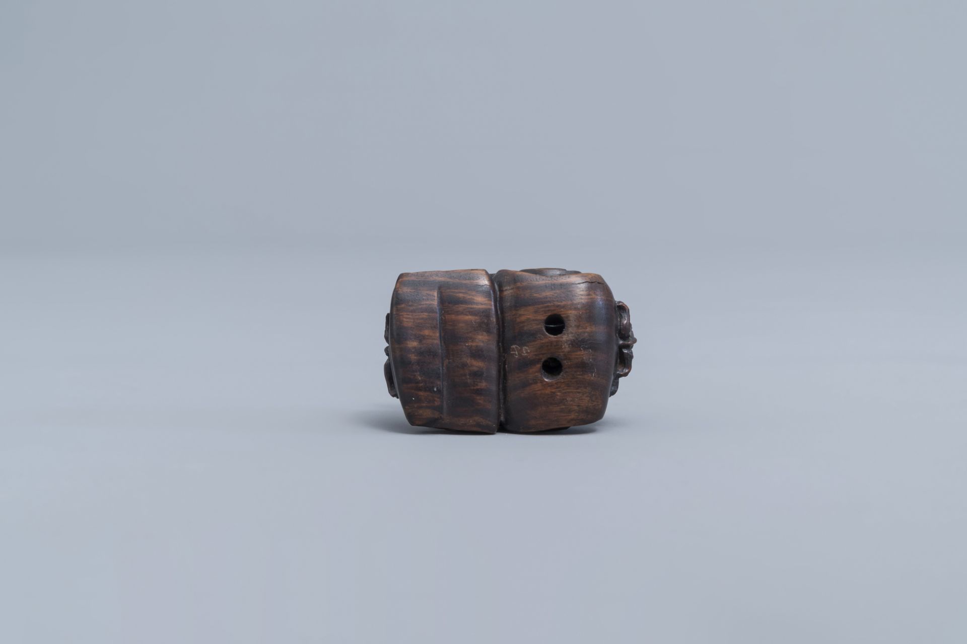 A Japanese wooden 'turtles' netsuke, signed, 20th C. - Image 7 of 7