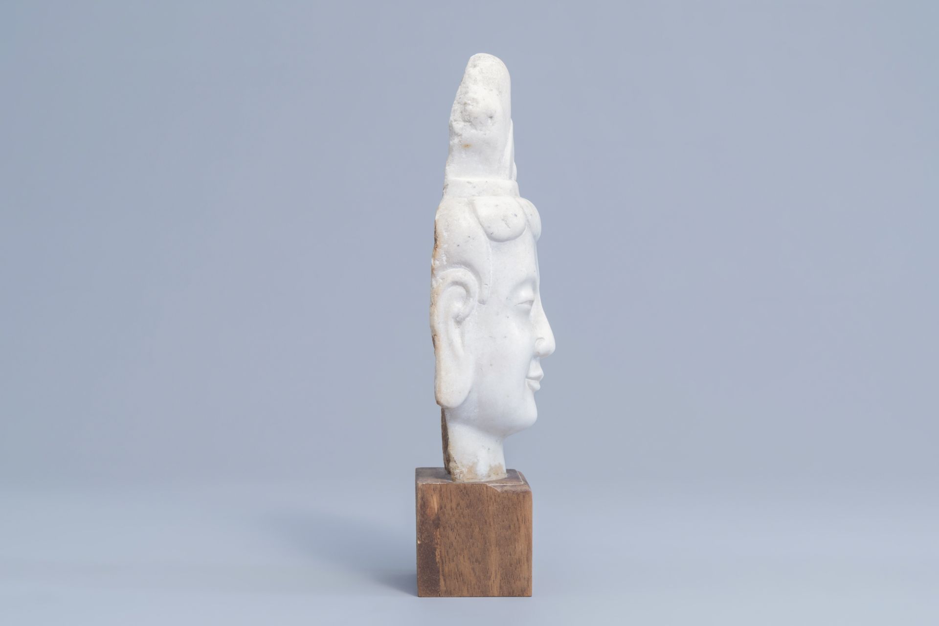 A Chinese white marble bust, 19th/20th C - Image 3 of 7