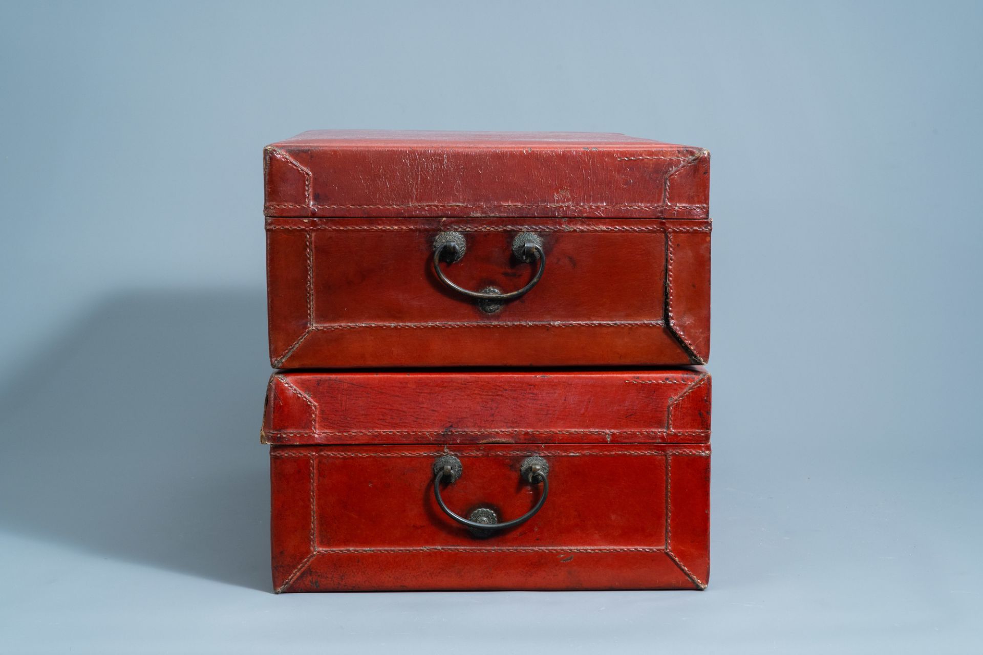 A pair of Chinese partly red lacquered leather travel trunks with floral design, 20th C - Image 5 of 13