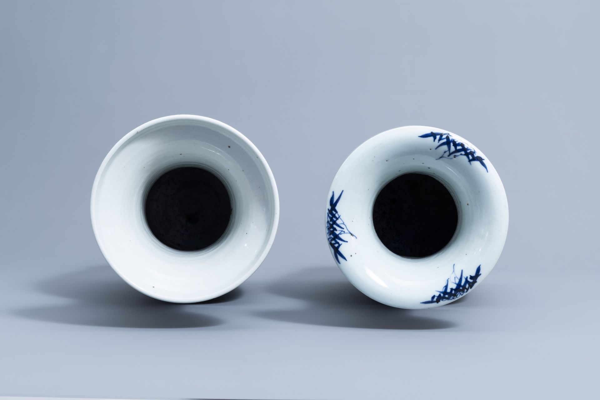 A Chinese blue and white celadon vase with birds & a blue and white 'Shou' vase, 19th/20th C. - Image 5 of 6