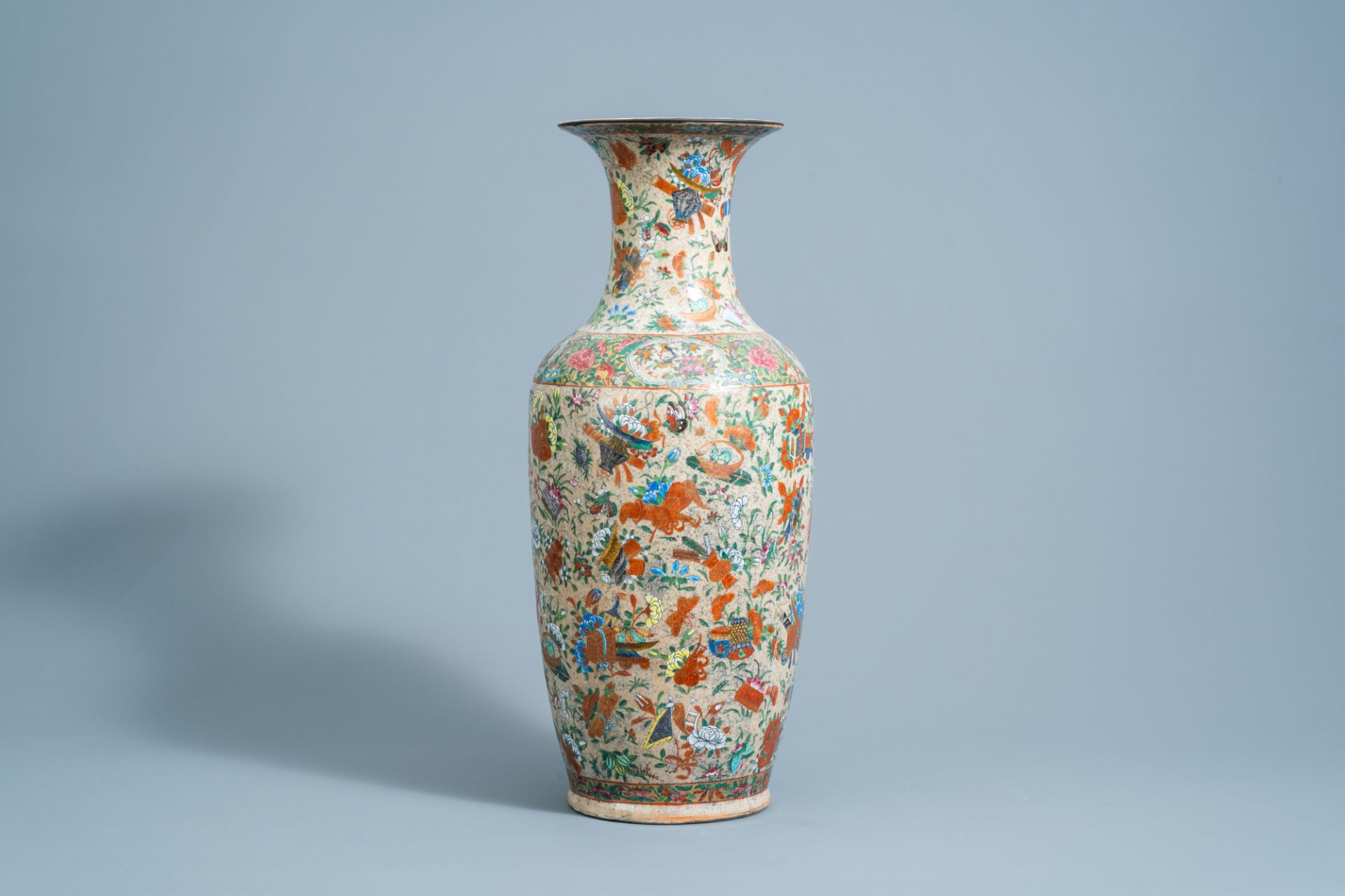 A Chinese Nanking crackle glazed famille rose 'antiquities' vase, 19th C. - Image 3 of 6