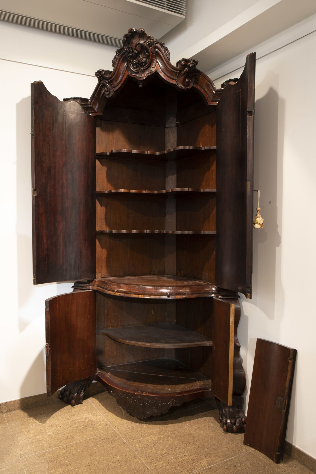 An imposing Dutch Louis XV style 'bois violet' corner buffet cabinet, third quarter of the 18th C. - Image 5 of 5