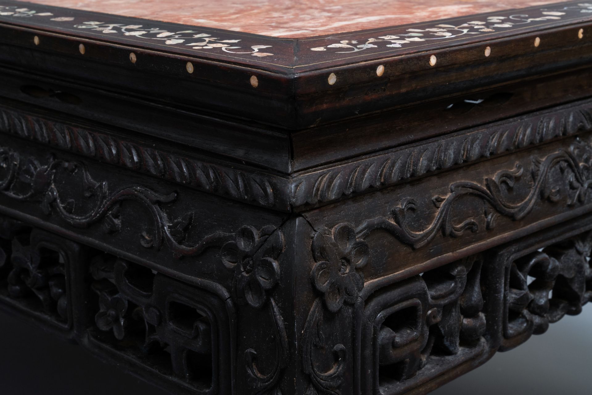 A Chinese mother-of-pearl inlaid wooden low side table with marble top, 19th C. - Image 7 of 7