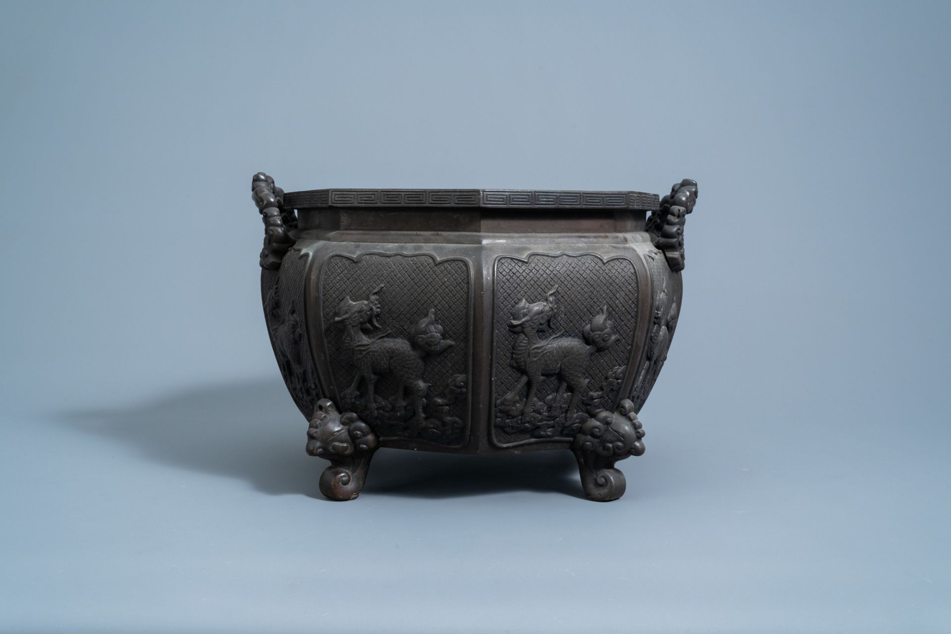 A Japanese octagonal bronze jardiniere, Meiji, 19th C. - Image 4 of 7