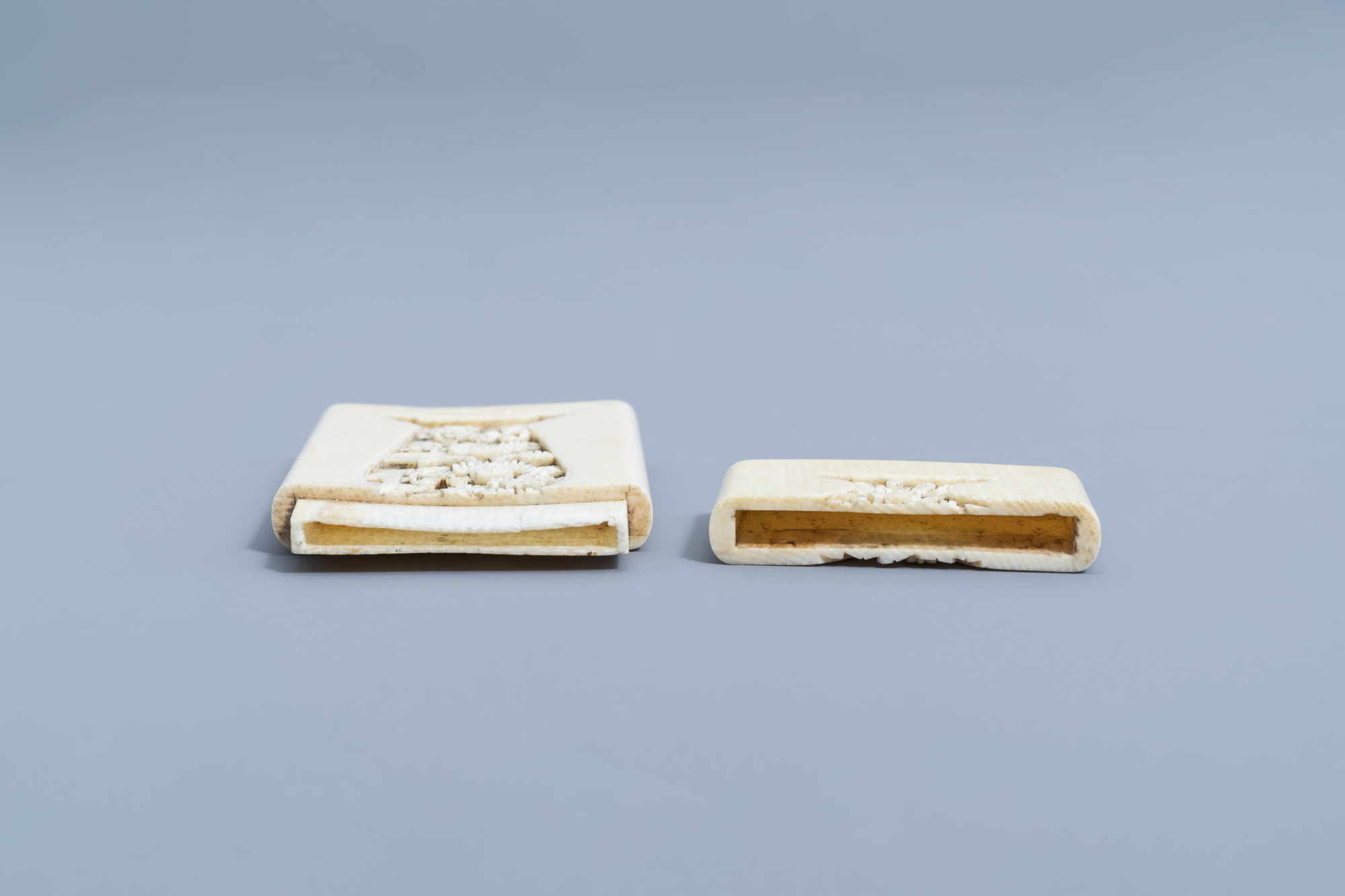 A Chinese carved Canton ivory card case & a signed Japanese ivory okimono of a man, Meiji, 19th C. - Image 12 of 13