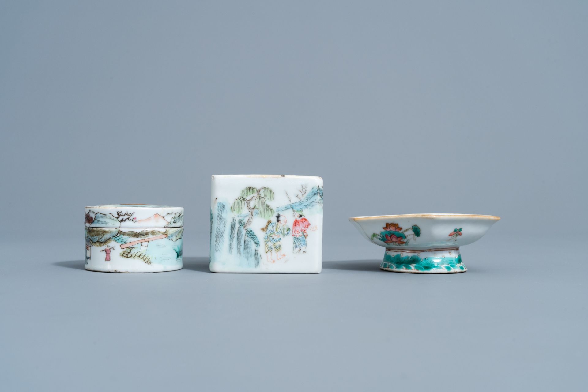 A varied collection of Chinese famille rose porcelain, 19th C. - Image 4 of 8