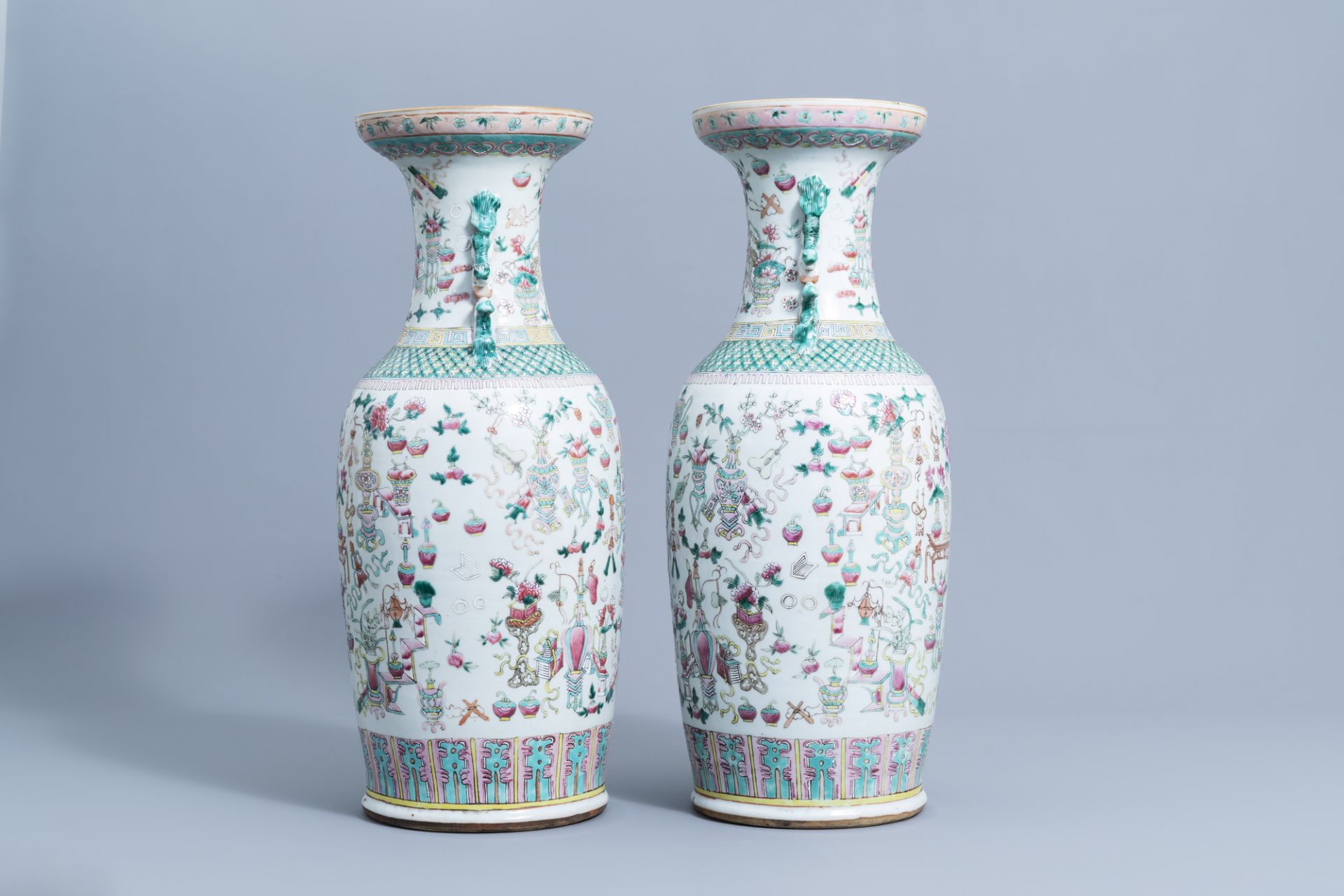 A pair of Chinese famille rose vases with antiquities design, 19th C. - Bild 4 aus 6