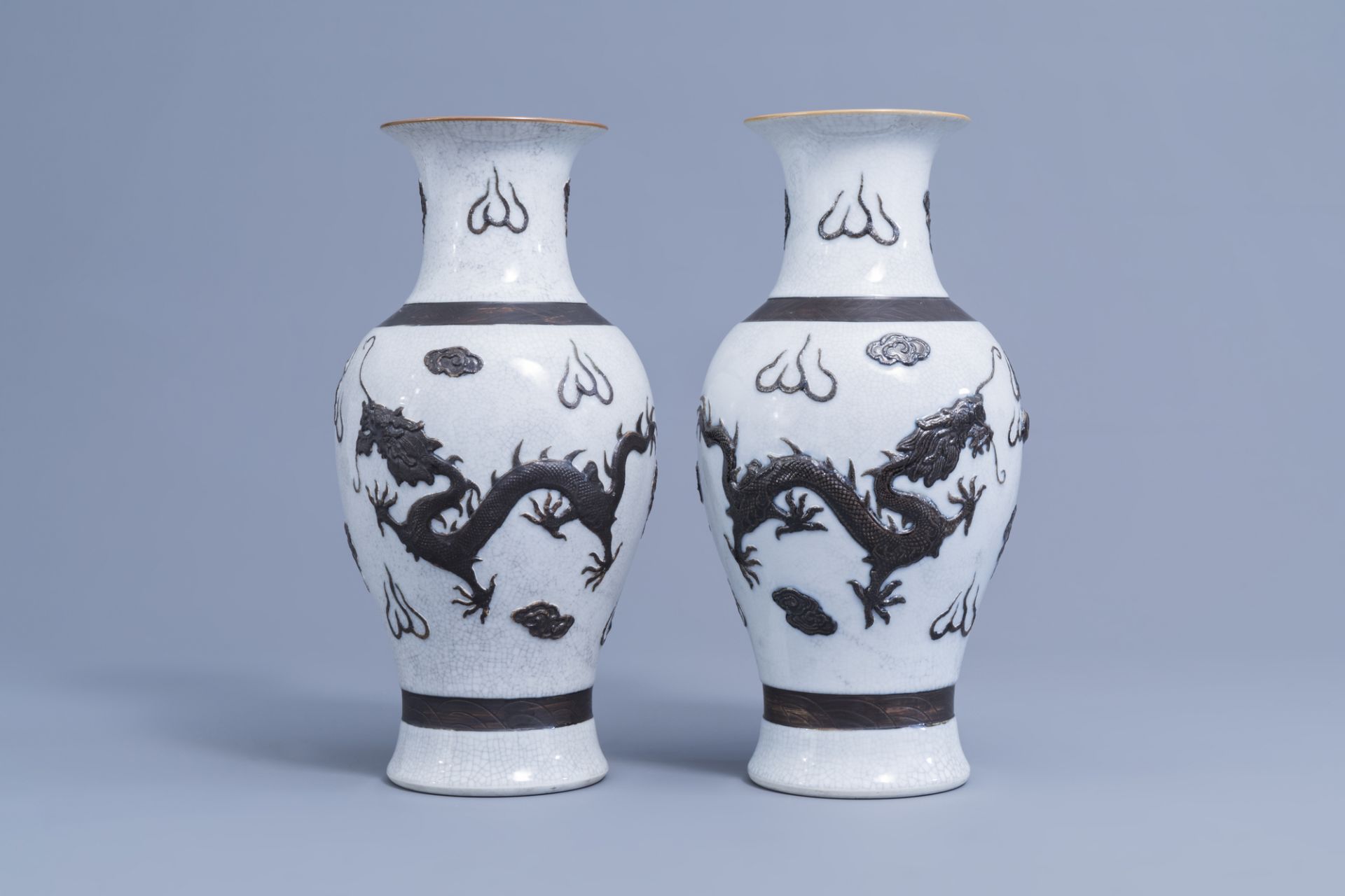 A pair of Chinese Nanking crackle 'dragon' vases & a pair of famille rose hat stands, 19th/20th C. - Image 11 of 13