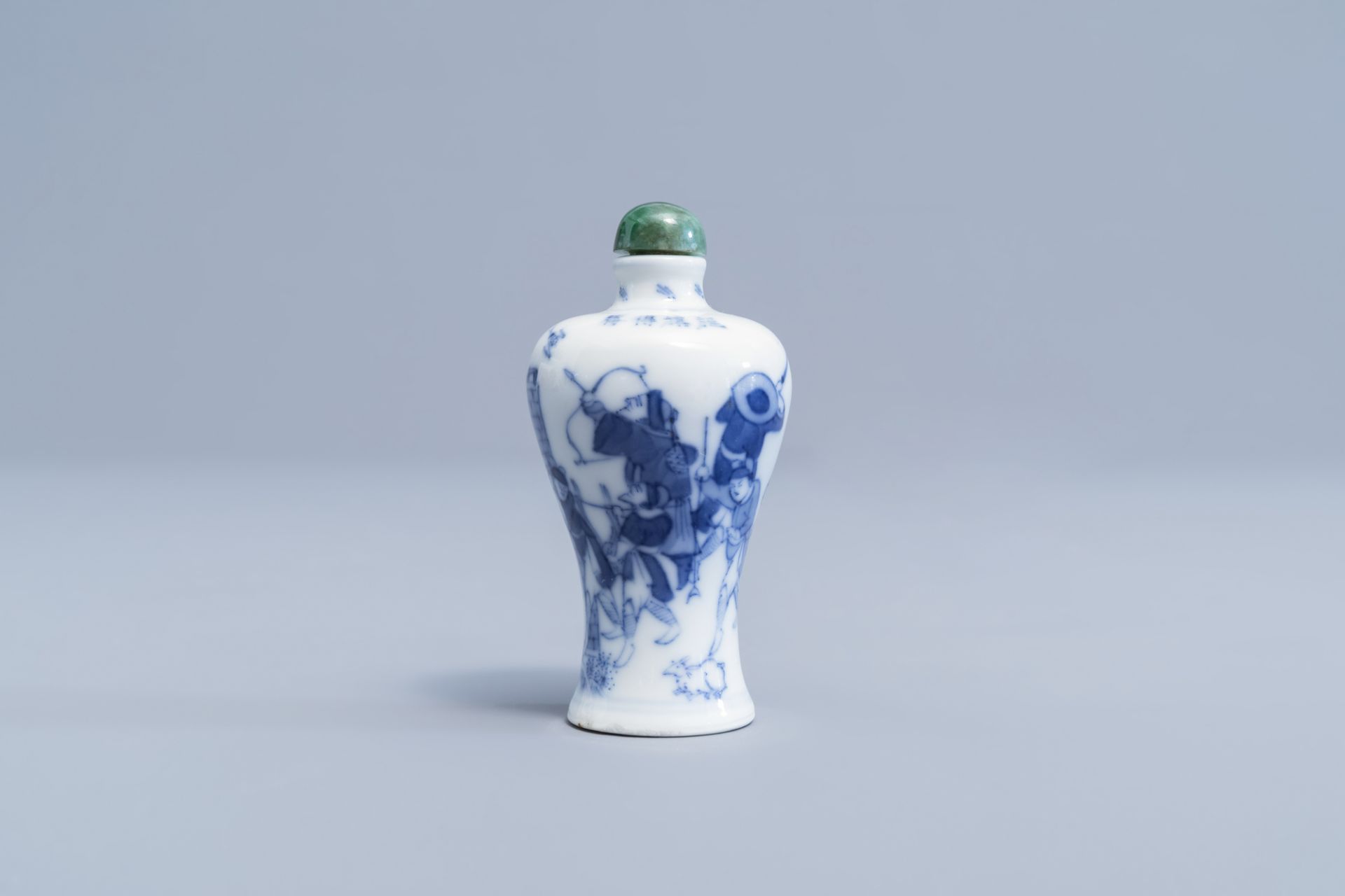 A Chinese blue and white snuff bottle with soldiers near a fortress, 19th C - Image 3 of 9