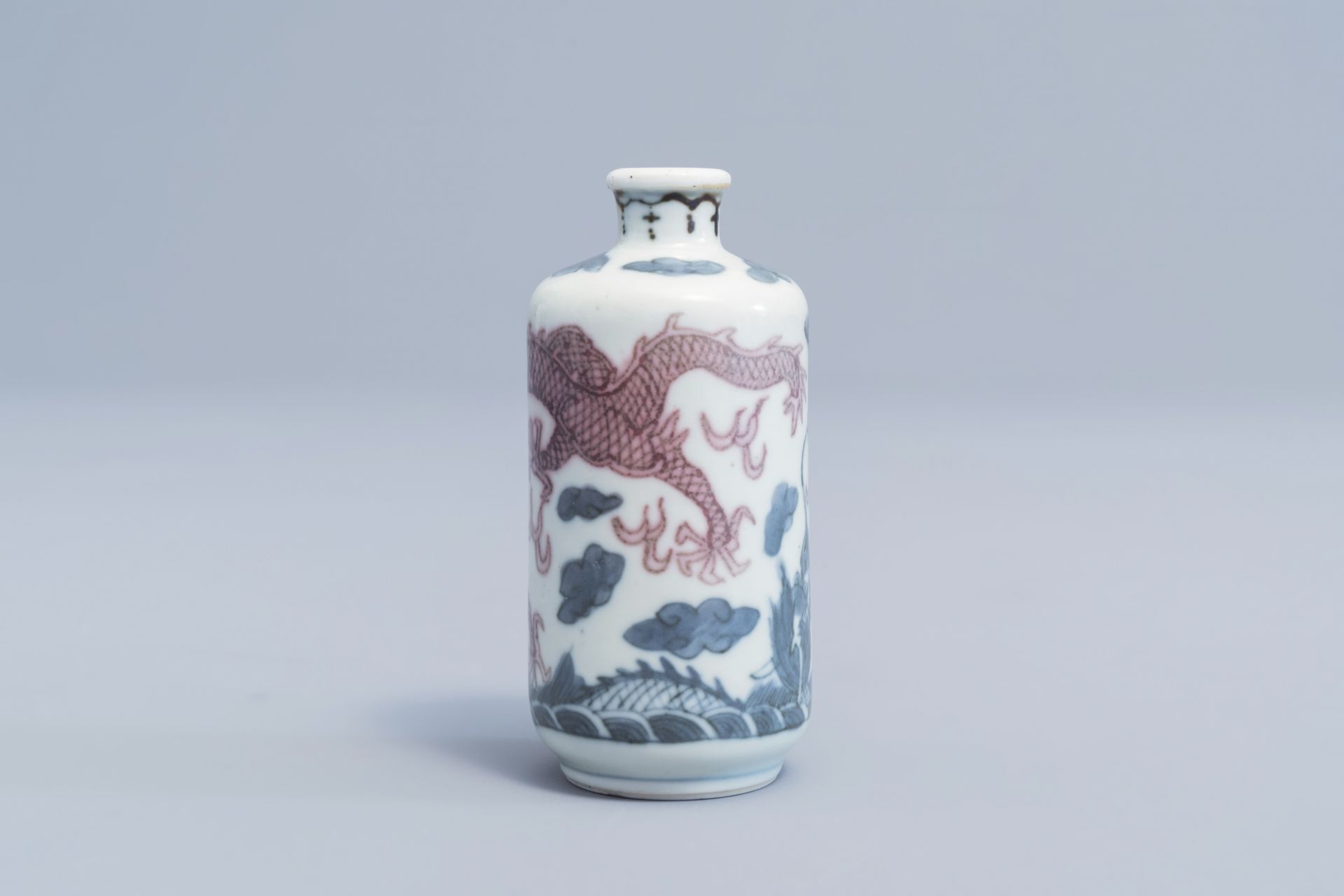 A Chinese blue, white and underglaze red 'dragons' snuff bottle, Yongle mark, 19th/20th C. - Image 4 of 7