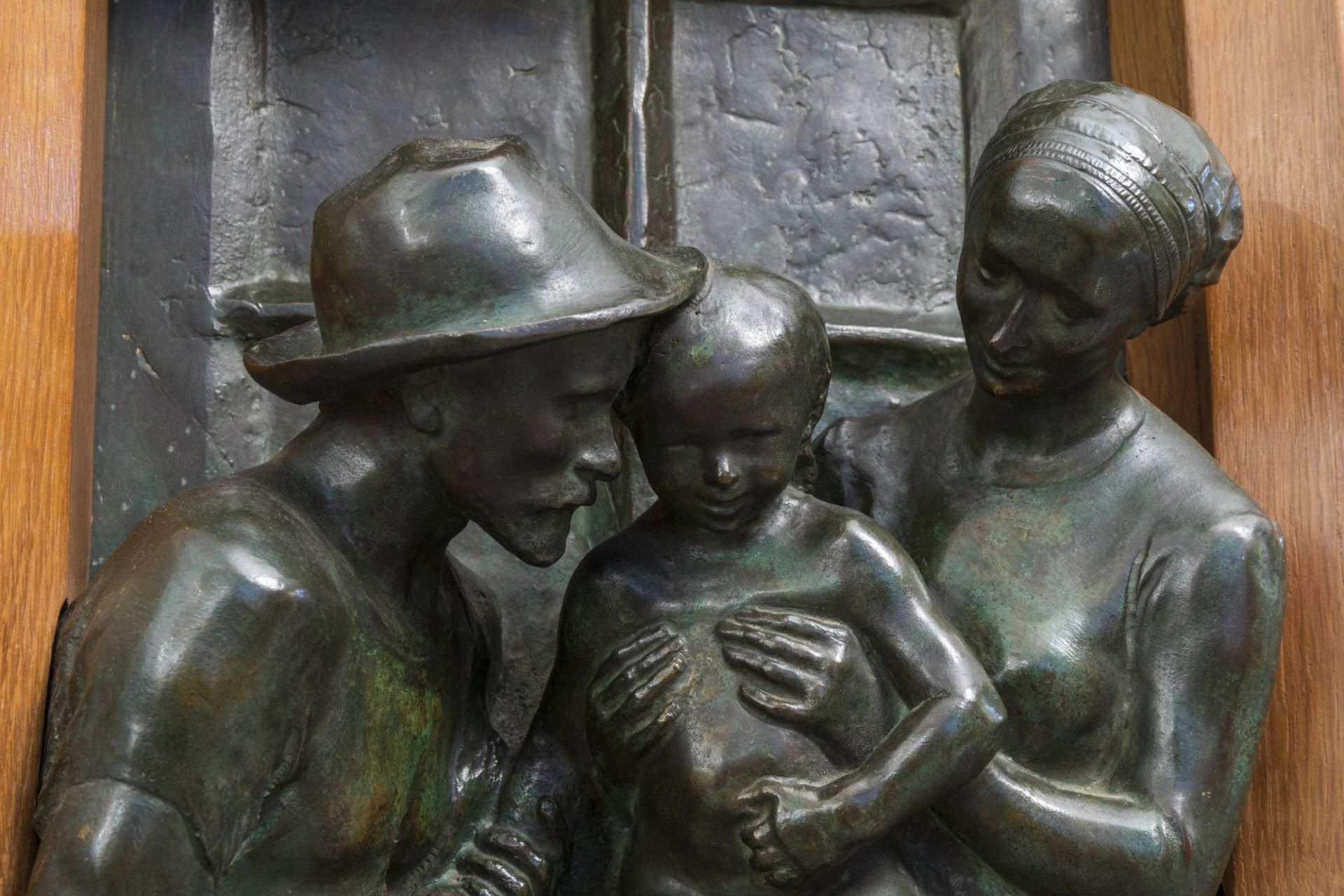 Jenš Bory (1879-1959): The family moment, green patinated brons - Image 9 of 10