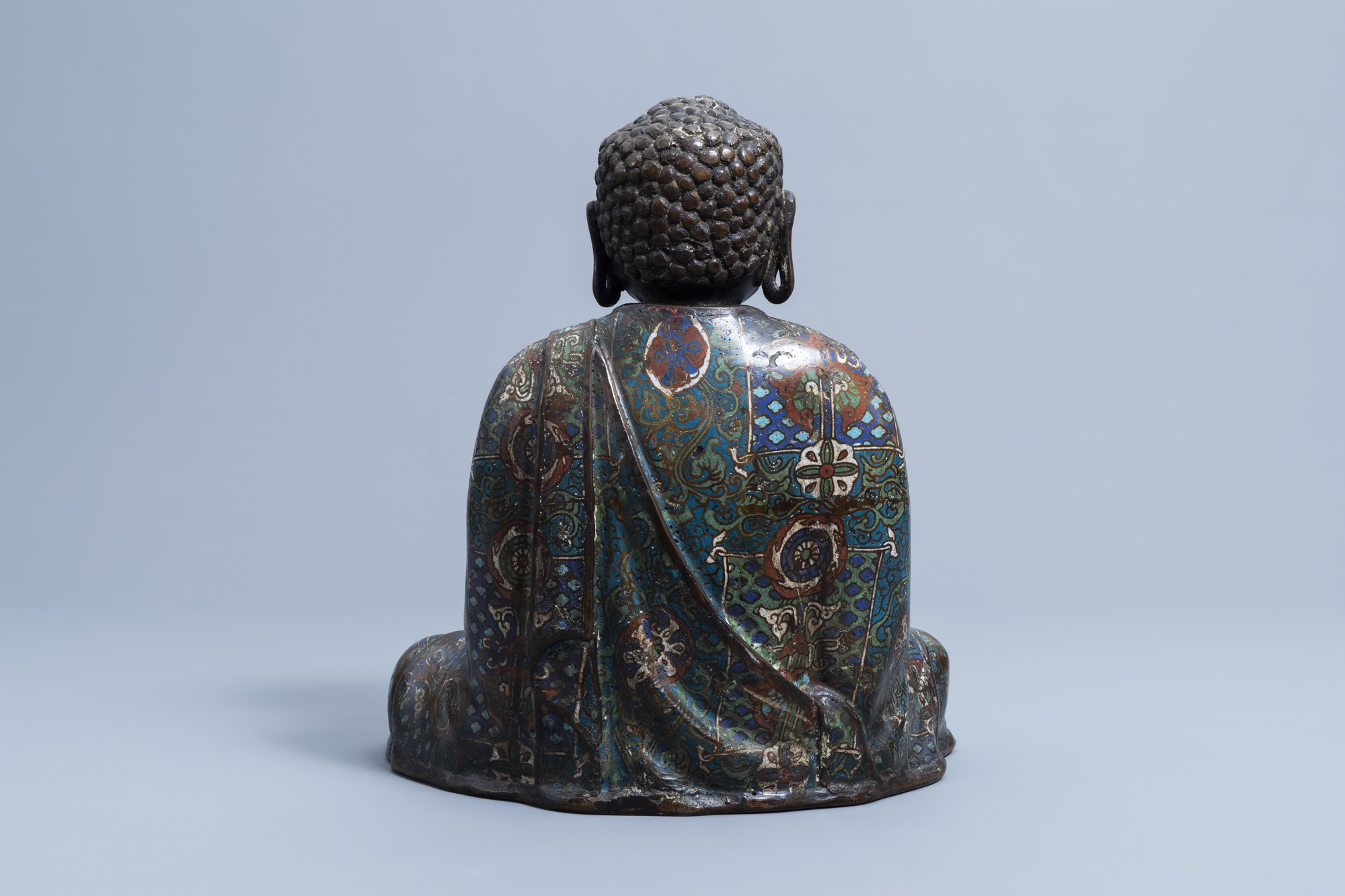 A large Japanese champleve enamel and bronze figure of a seated Buddha, Edo, 18th C. - Image 5 of 9