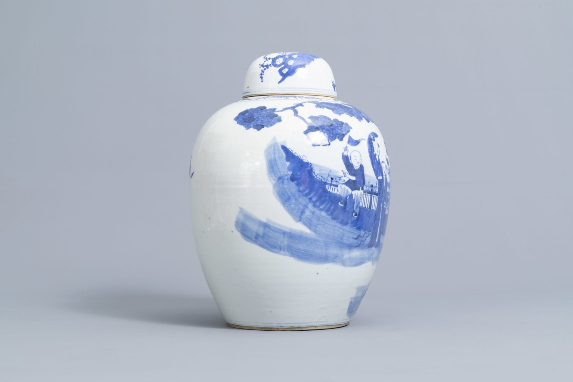 A Chinese blue and white jar and cover with figures on a terrace, Kangxi mark, 19th C. - Image 5 of 6