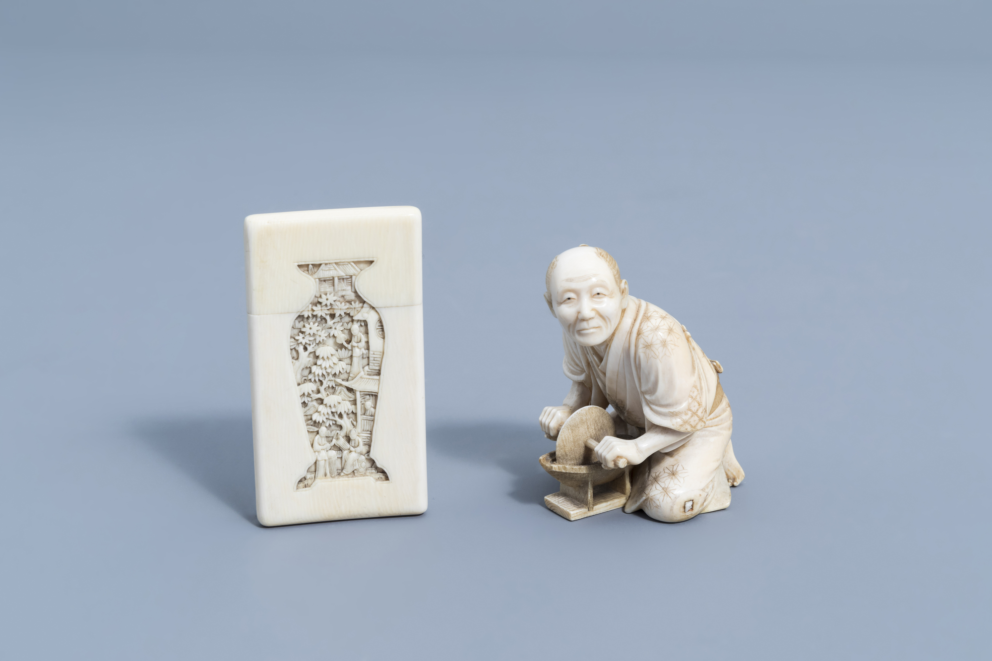 A Chinese carved Canton ivory card case & a signed Japanese ivory okimono of a man, Meiji, 19th C. - Image 2 of 13