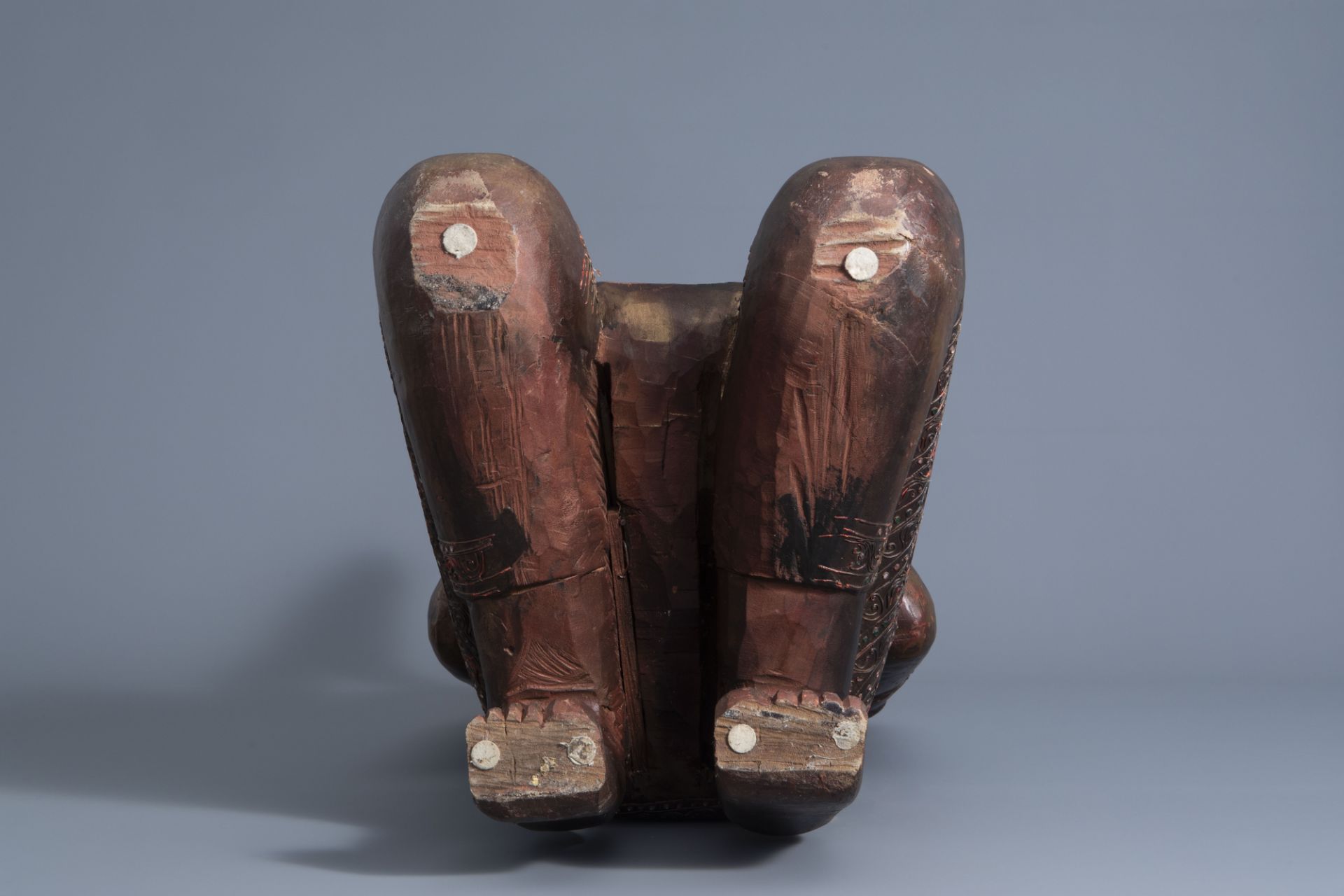 A patinated and gilt wooden kneeling Buddha figure, Thailand, 19th/20th C. - Image 7 of 7
