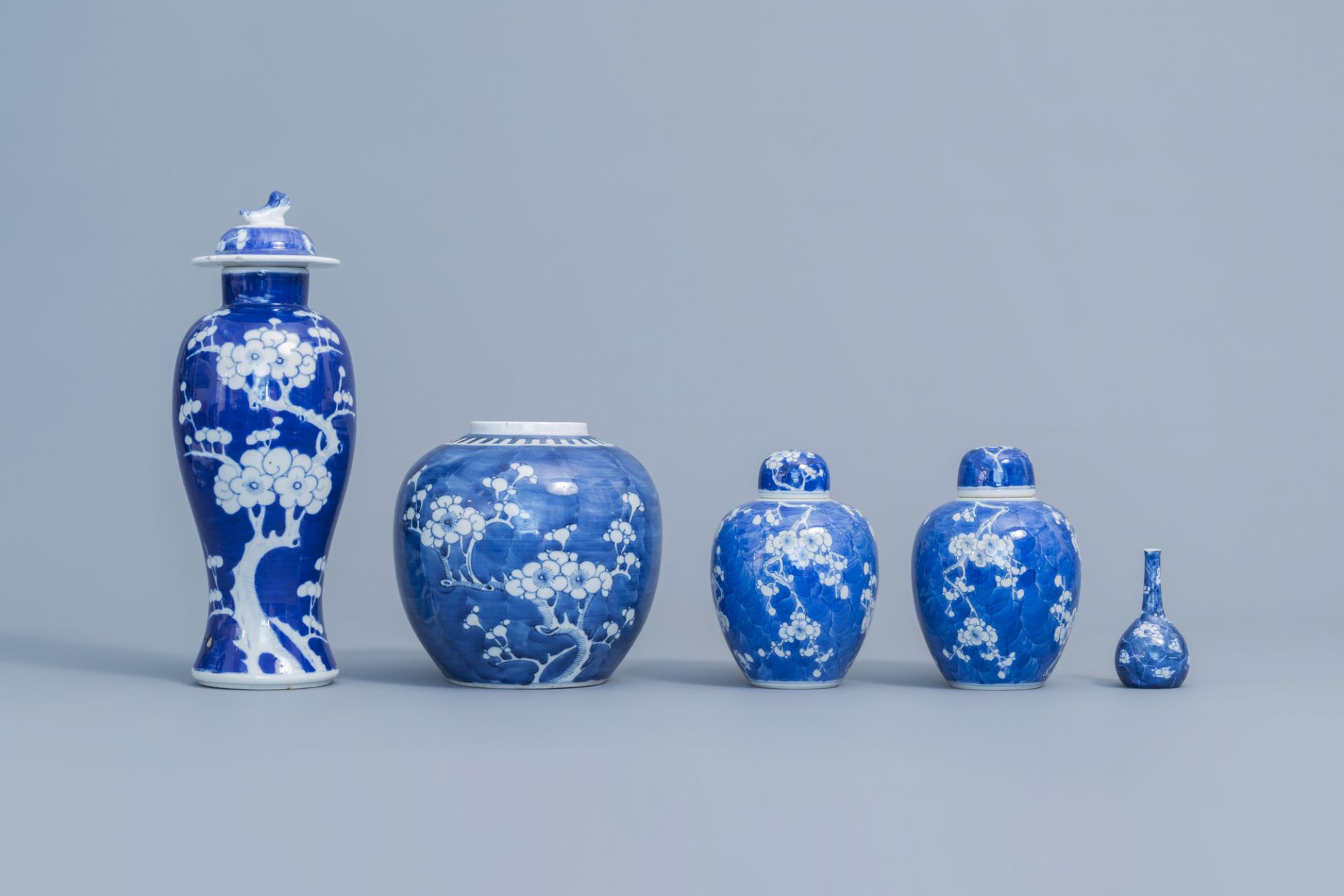 A varied collection of Chinese blue and white porcelain, 19th/20th C. - Image 9 of 16