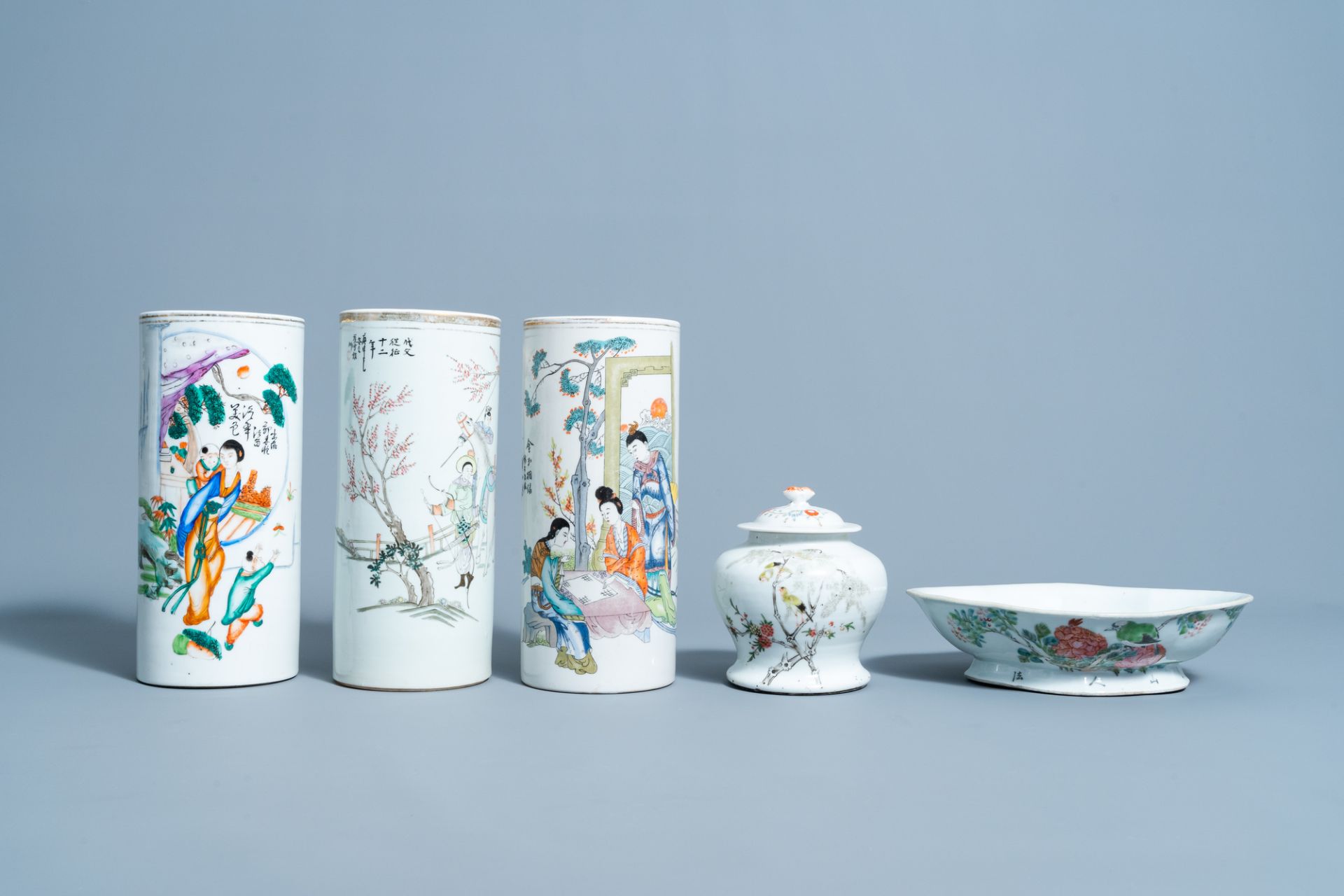 A varied collection of Chinese qianjiang cai and famille rose porcelain, 19th/20th C. - Image 3 of 8