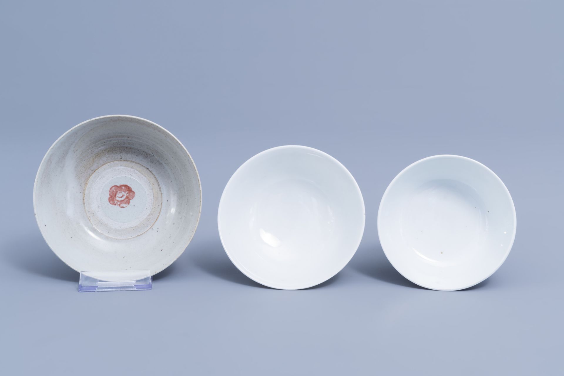 A varied collection of Chinese polychrome porcelain, 19th/20th C. - Image 6 of 15