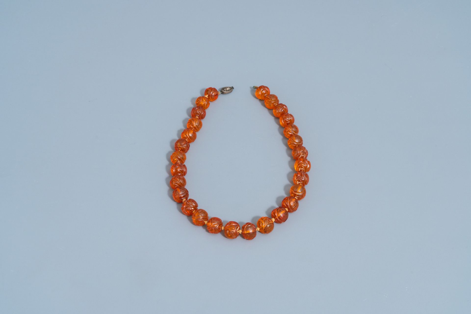 A Chinese necklace with translucent amber beads, 20th C. - Image 2 of 4