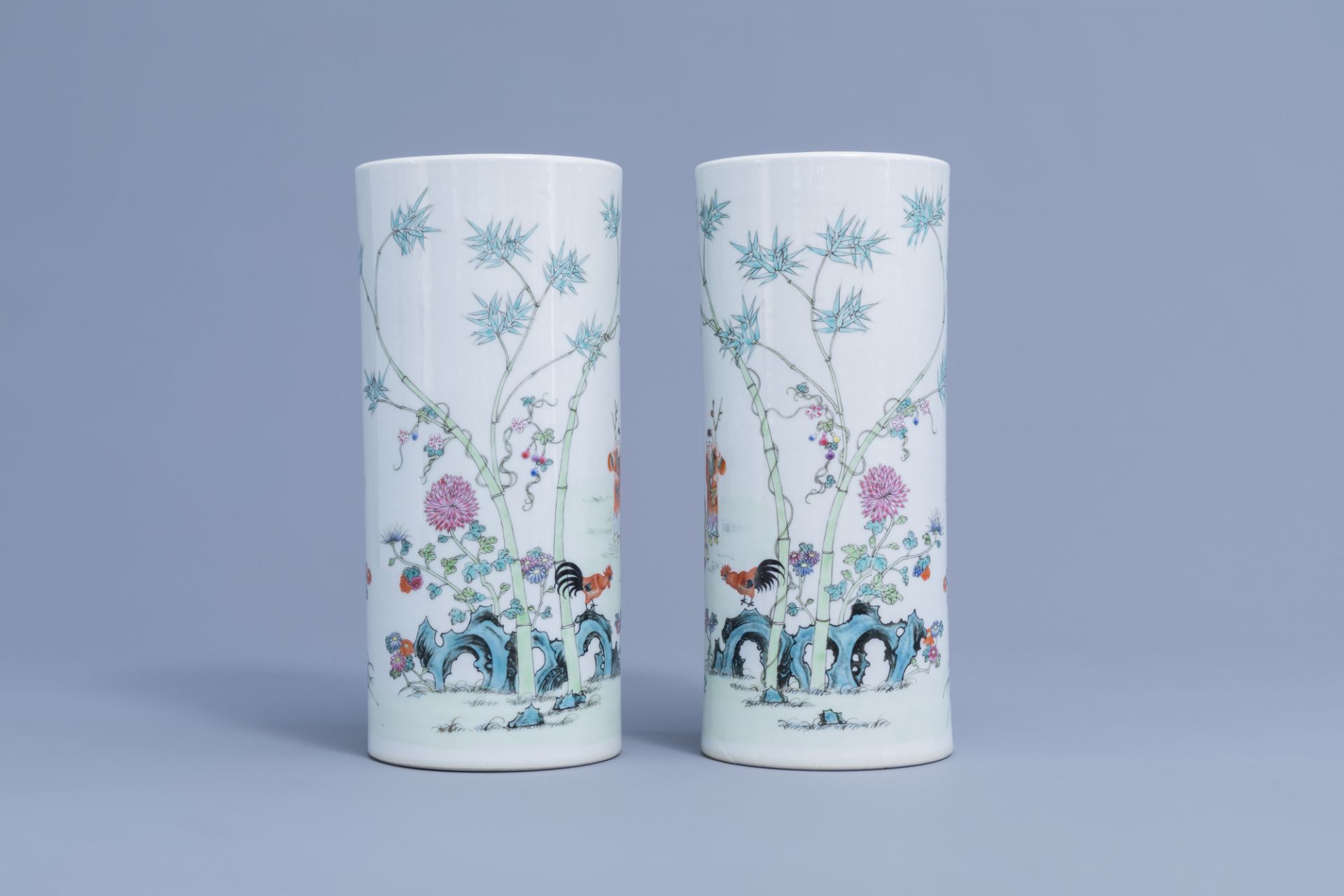 A pair of Chinese Nanking crackle 'dragon' vases & a pair of famille rose hat stands, 19th/20th C. - Image 3 of 13