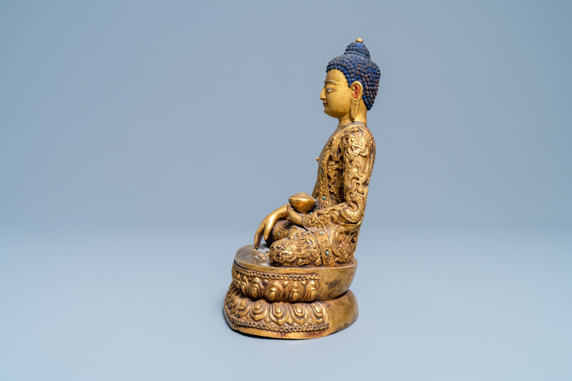 A Chinese turquoise inlaid gilt bronze figure of Buddha with an inscription, 20th C. - Image 2 of 6