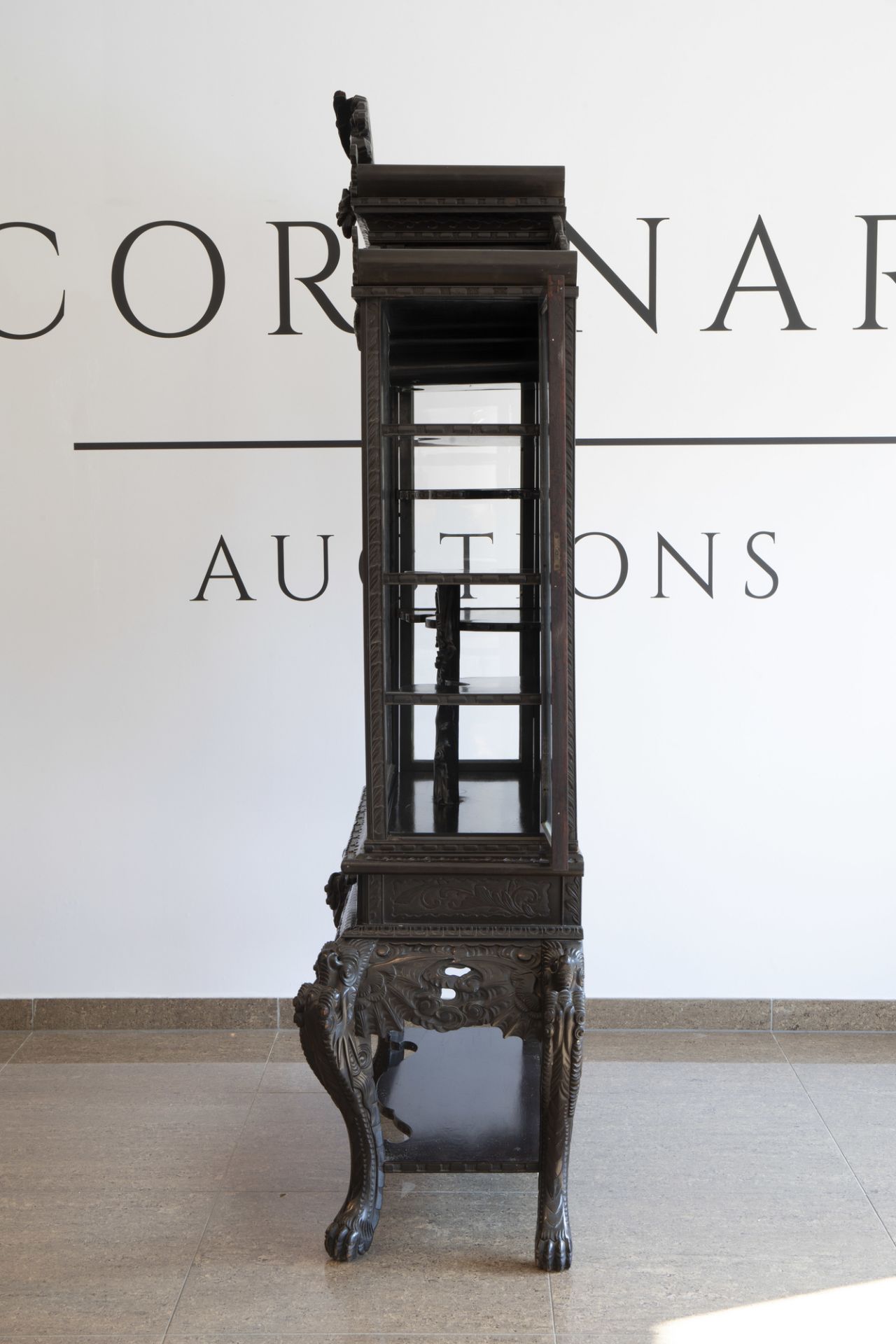 A Chinese or Japanese reticulated wooden 'dragons' display cabinet, ca. 1900 - Image 9 of 12