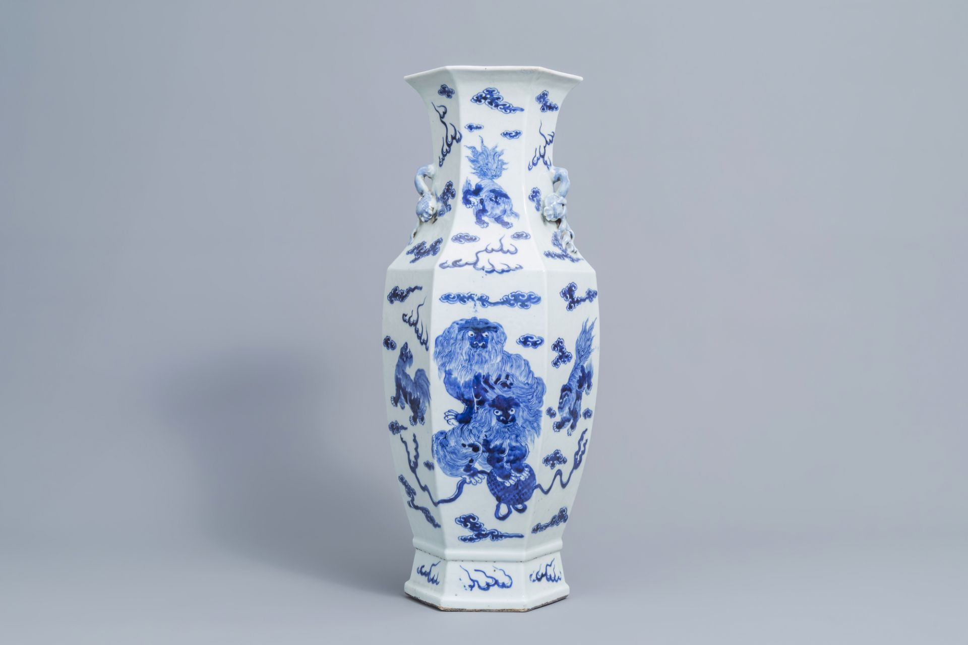 A hexagonal Chinese blue and white 'Buddhist lions' vase, 19th C. - Image 3 of 6