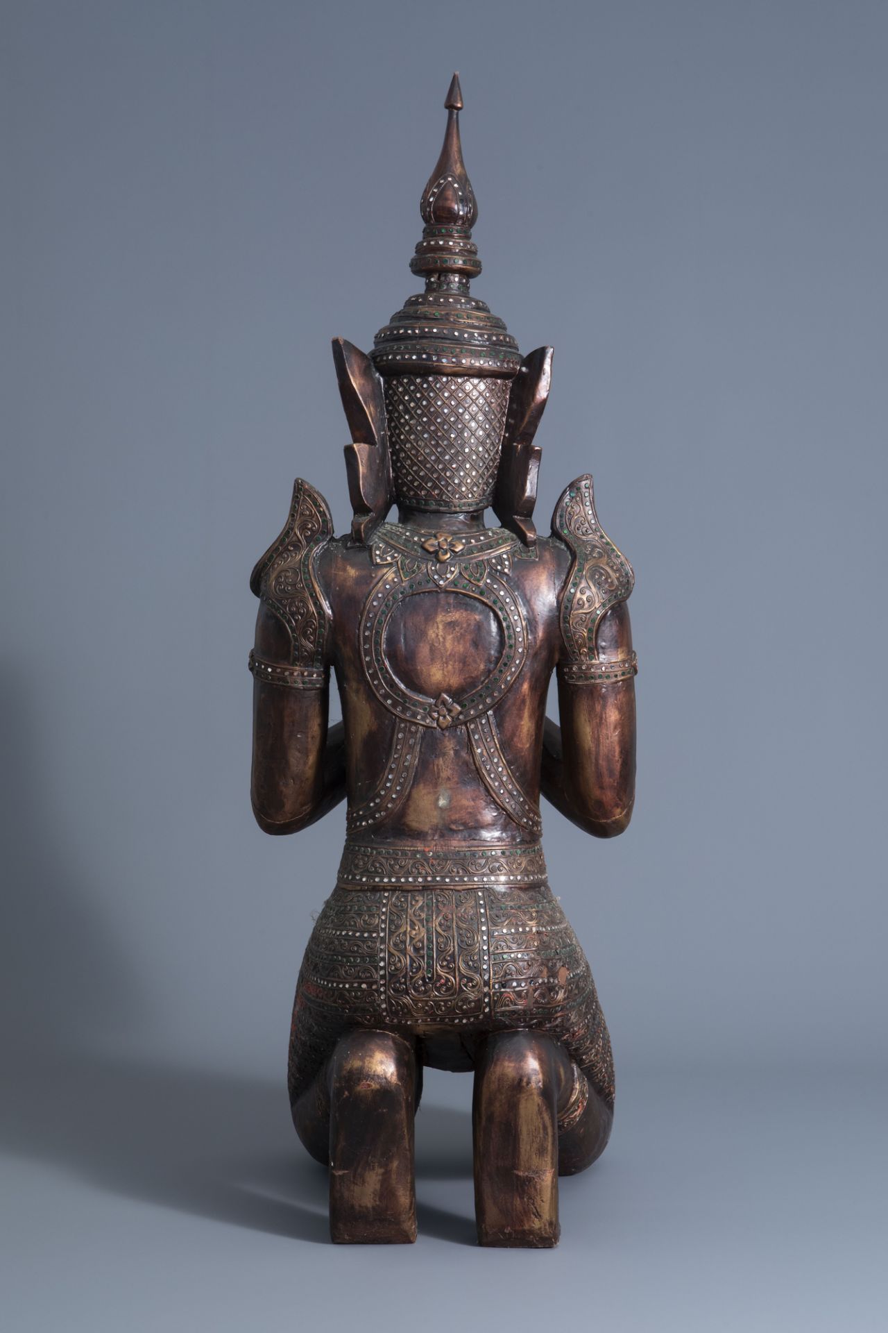 A patinated and gilt wooden kneeling Buddha figure, Thailand, 19th/20th C. - Image 4 of 7
