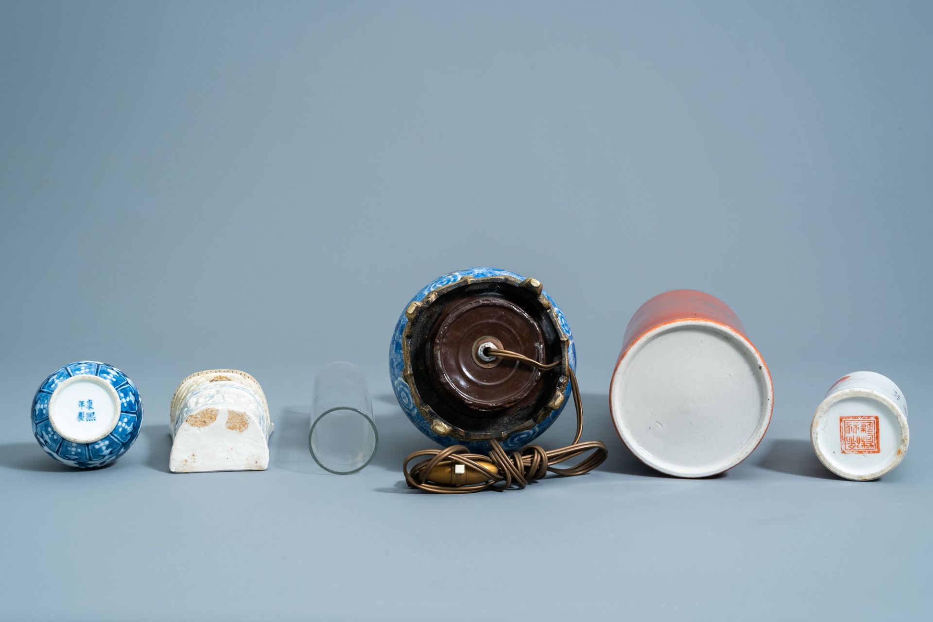 A varied collection of Chinese and Japanese porcelain, 19th/20th C. - Image 4 of 4