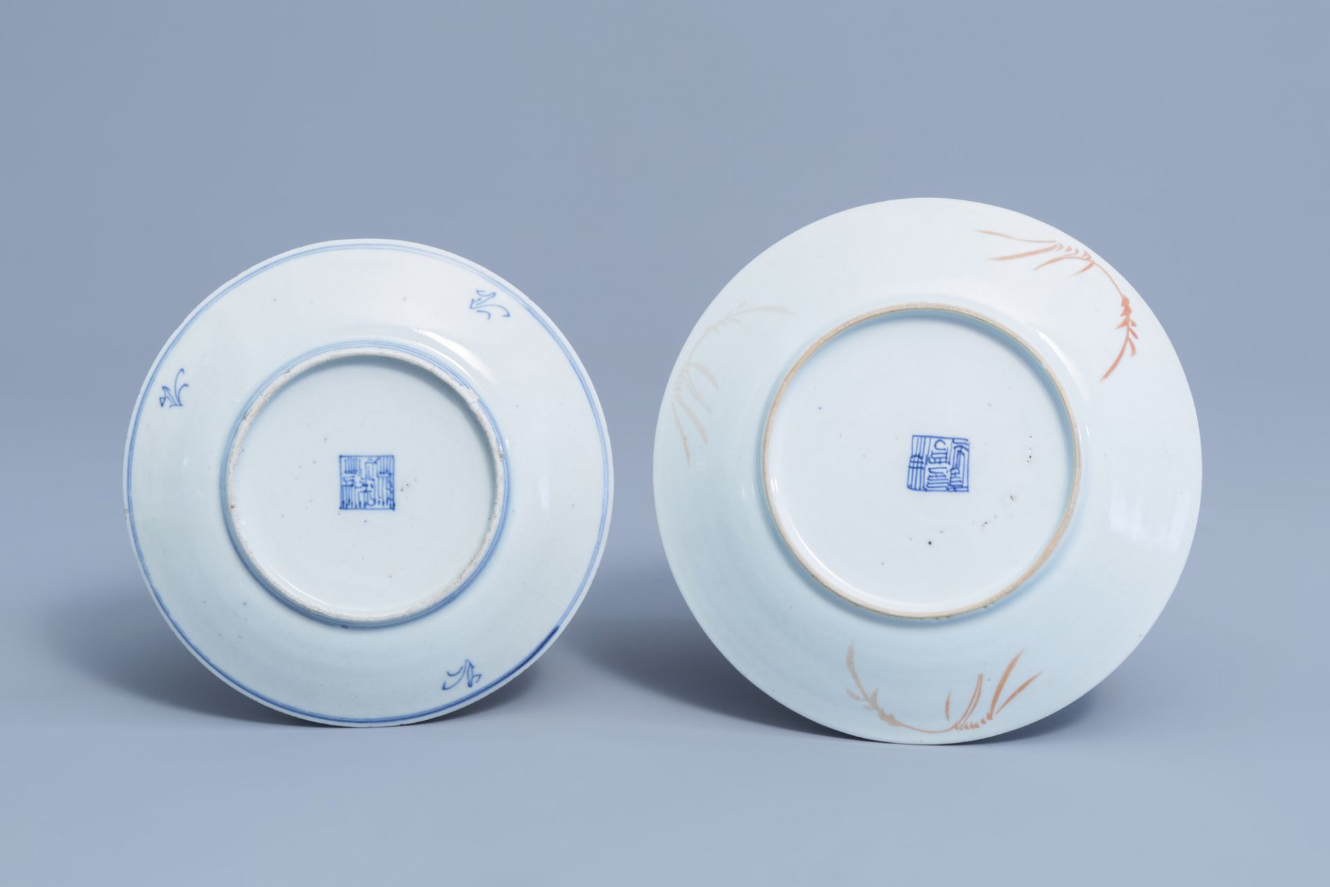 Two Chinese blue and white vases, two plates and a yellow monochrome dish, 19th/20th C. - Image 11 of 11