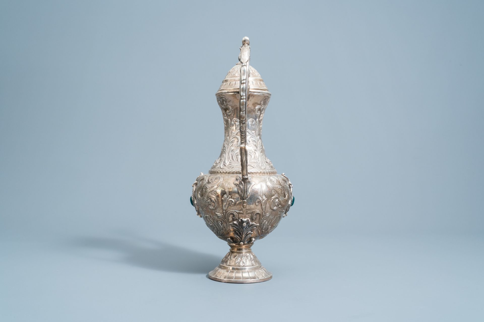 A Spanish inlaid silver Historicism jug with floral design and swans, 20th C. - Image 3 of 17