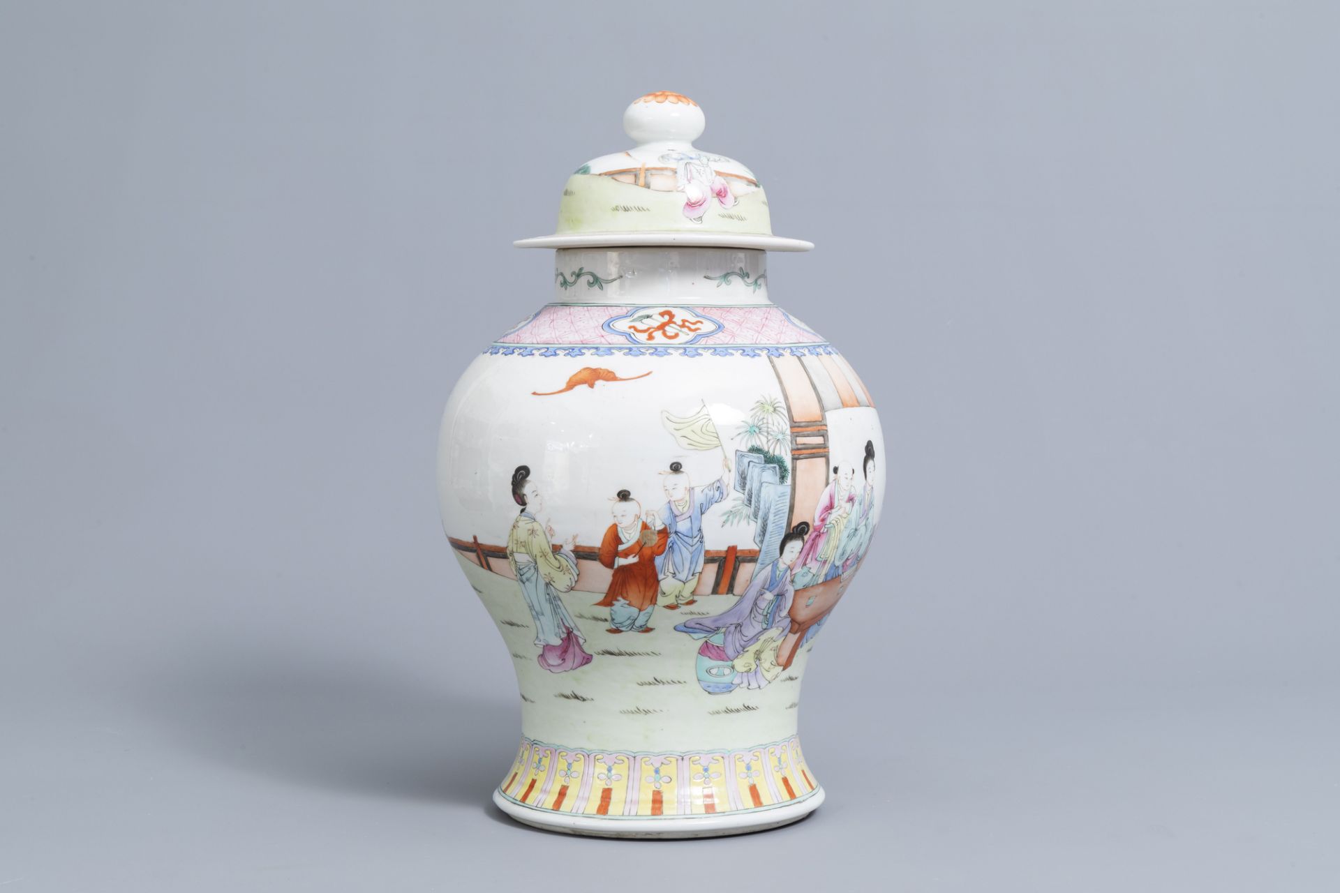 A Chinese famille rose vase and cover with figures on a terrace, 19th/20th C. - Image 2 of 6