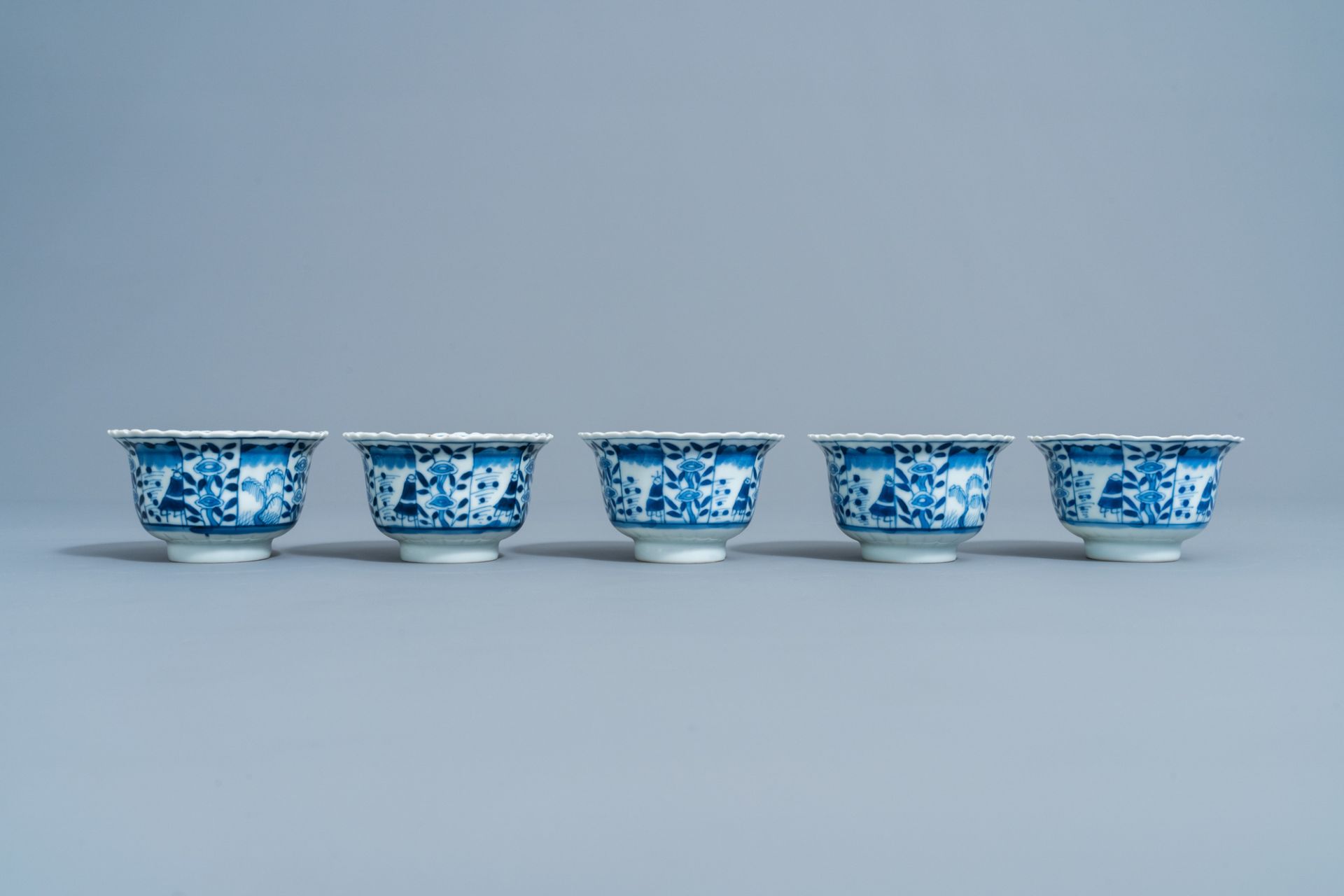 Five Chinese blue and white cups and saucers with landscapes and floral design, Kangxi mark, 19th C. - Bild 5 aus 9