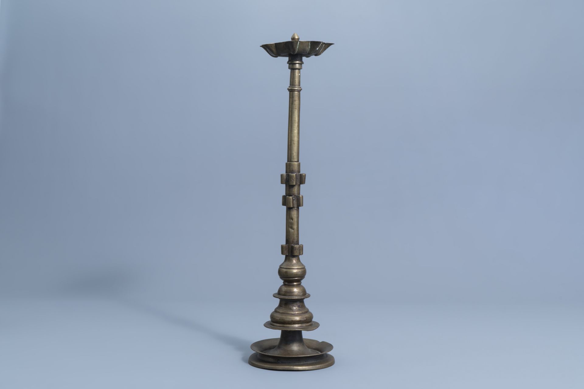 A large Indian bronze temple oil lamp, 18th/19th C. - Image 2 of 15