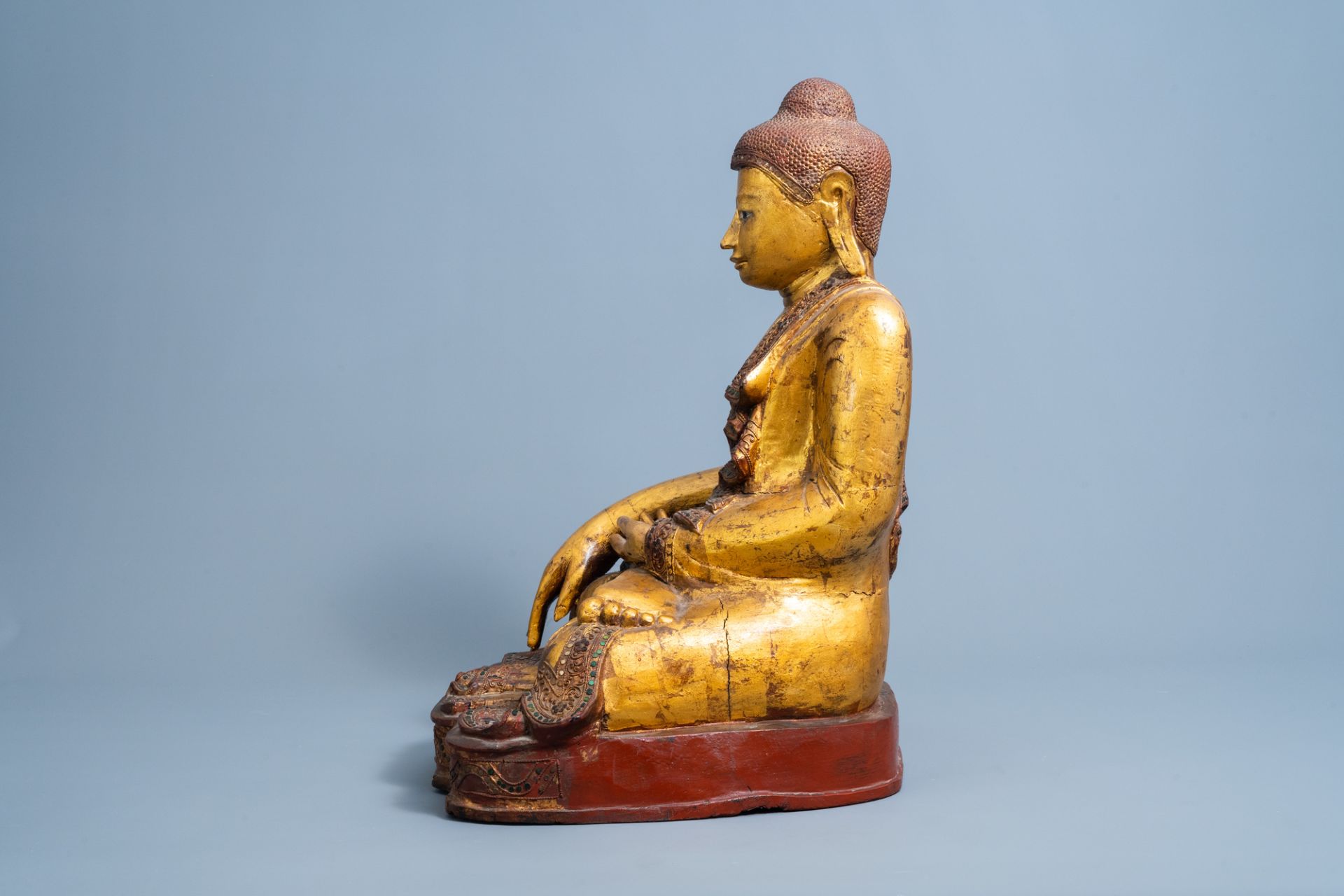 A tall inlaid gilt wood figure of a seated Buddha, Burma or Thailand, 19th/20th C. - Image 2 of 6